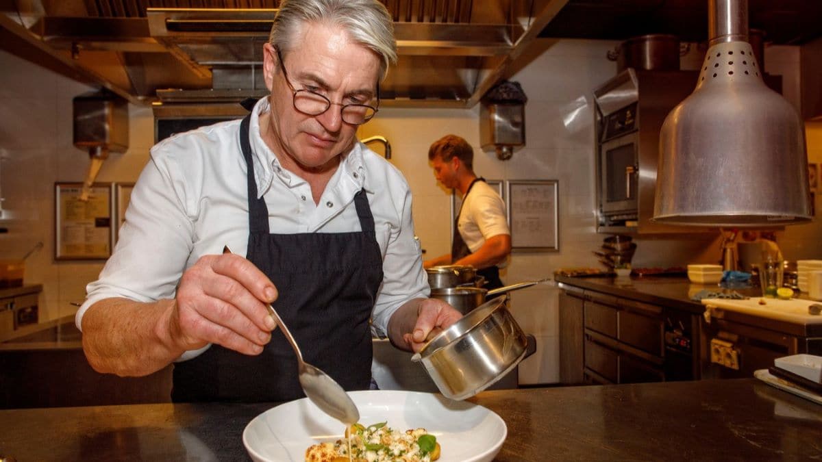 Chefkok Hans Verhoeven van het Tilburgse restaurant Kok Verhoeven bespeurt een zekere ‘tweede kerstdag-moeheid’. Foto: Dolph Cantrijn