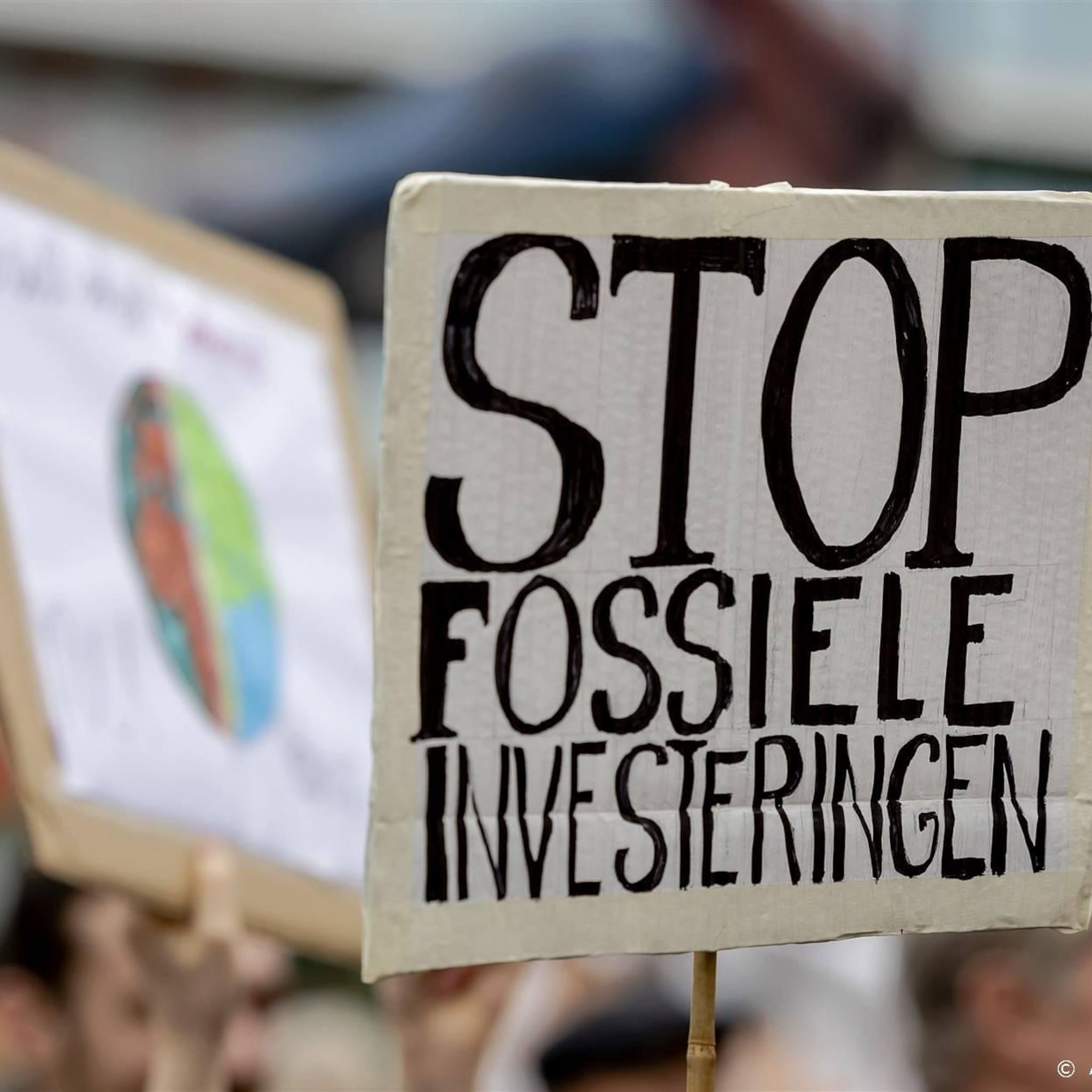 onderzoek ing en abn haalden miljarden aan fossiele obligaties op