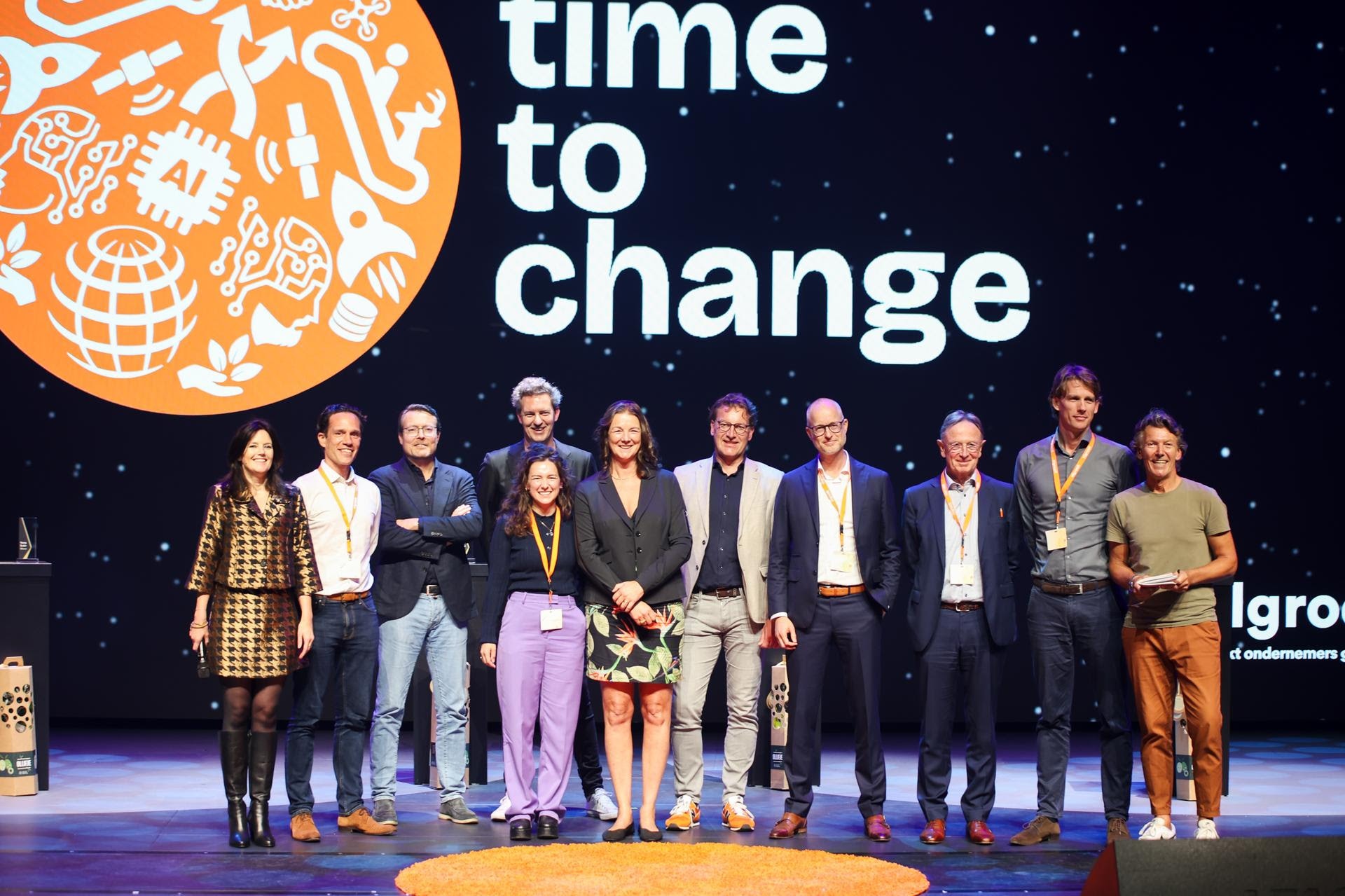 Winnaars Top 250 Groeibedrijven Awards 2023. V.ln.r. Monique Ansink (Jumbo Cargo Products), Krik Gunning (Fourthline),Constantijn van Oranje-Nassau (special envoy Techleap), Victor Knaap (media.monks), Rozsa Groothof (Winnaar Jonge Groeier 2023; CRISP), Sonja Meijerink (Winnaar Gouden Groeier 2023 &amp; Vrouwelijke Groeier 2023; Valcon SEE), Justin Jansen (Erasmus Centre for Entrepreneurship), Erik Roesink (Winnaar Impactvolle Groeier 2023; NX Filtration), Jeroen Pynenburg (Winnaar Impactvolle Groeier 2023; NX Filtration), Maarten Bosch (Mosa Meat), Sjaak Vink (Everyone.org).