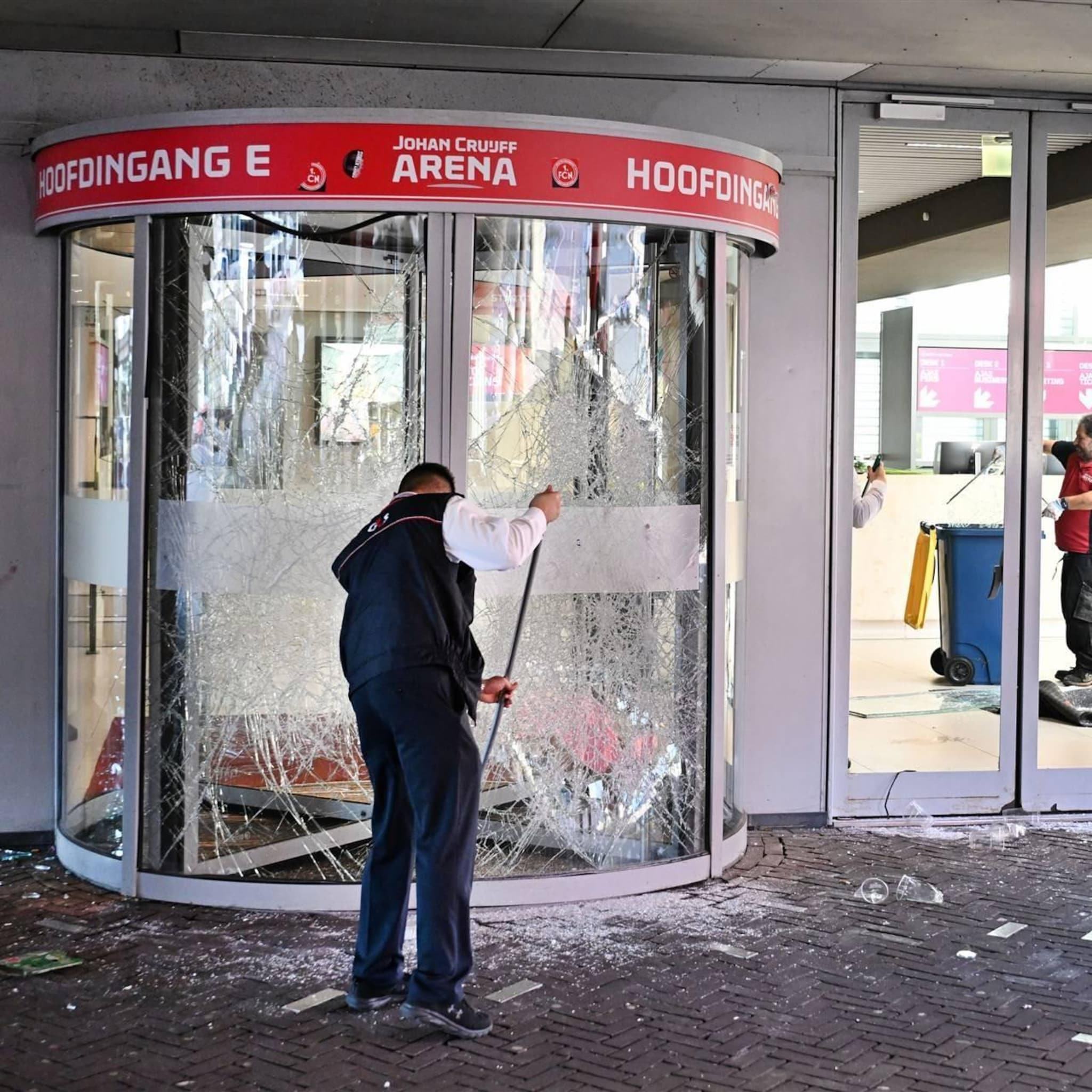 beleggers op damrak verwerken dieptepunt in de crisis bij ajax