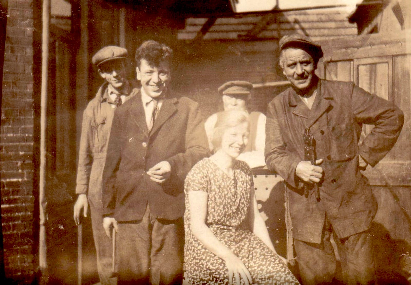 Foto uit 1930. Reint Brink (rechts), zijn zoon Roelof en echtgenote en het voltallige personeel.