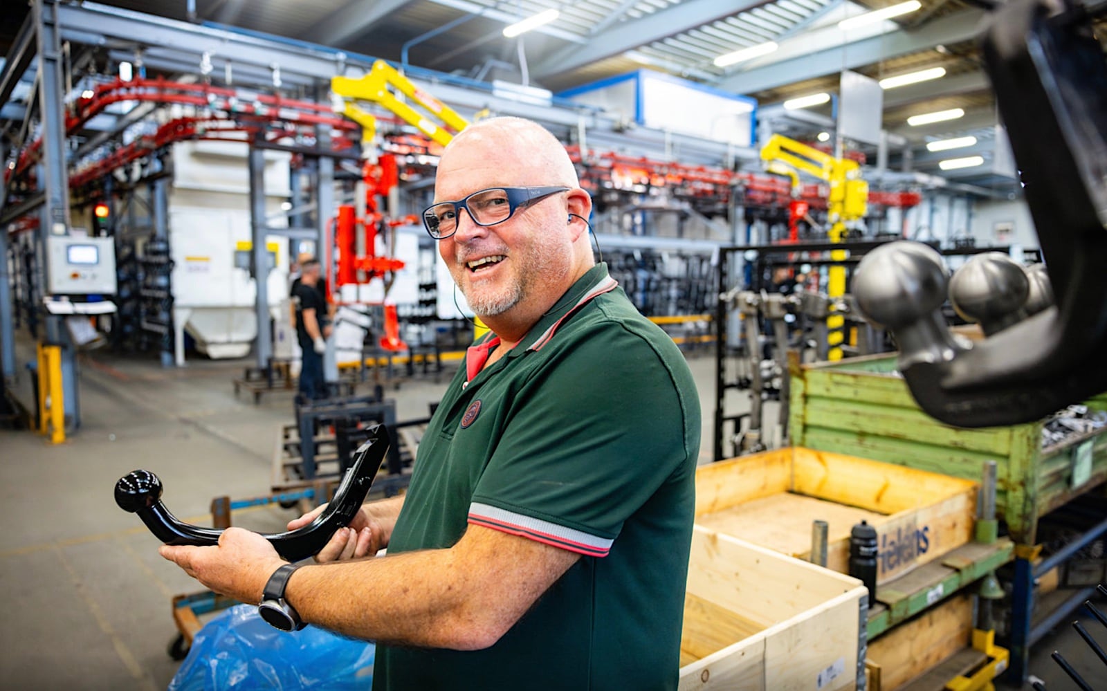 Aldo Hemstede met een deel van de trekhaken die ze bij Brink in Staphorst maken. Foto: Enzio Ardesch