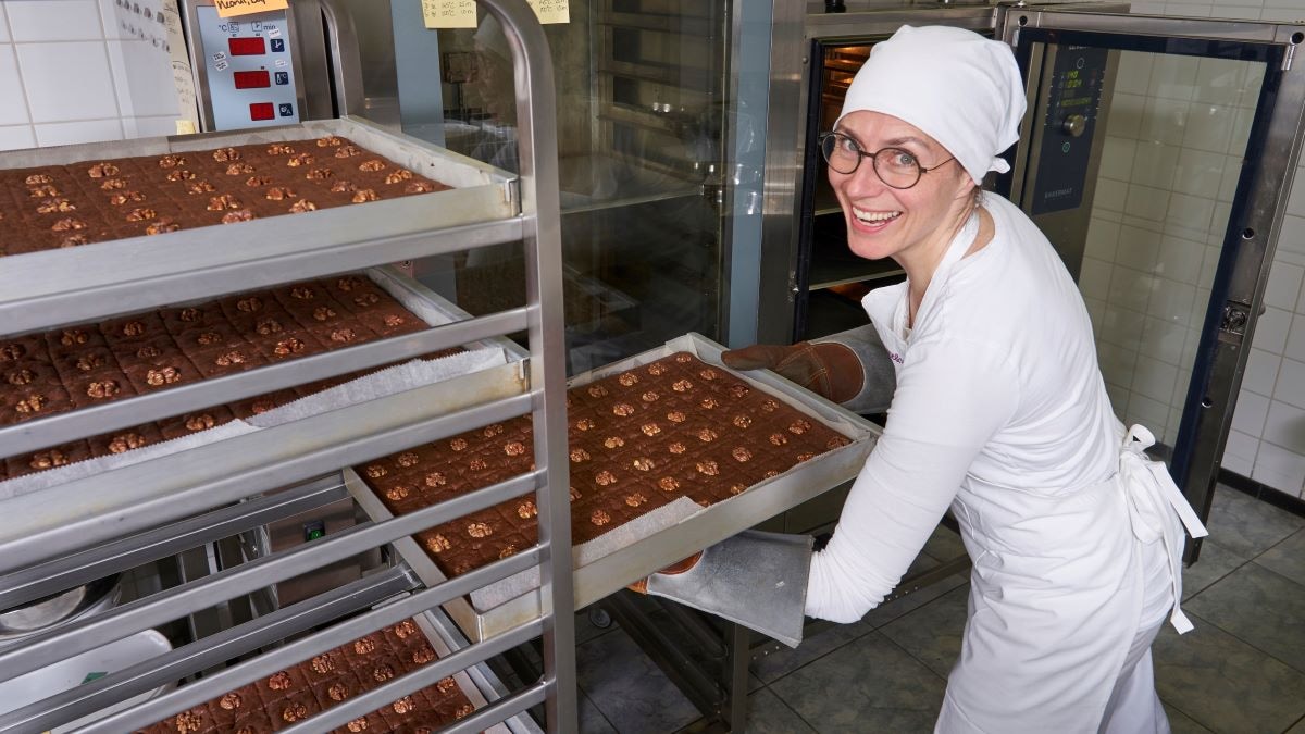 Daphne Giesberger in de bakkerij aan het werk. Foto: Rose &amp; Vanilla