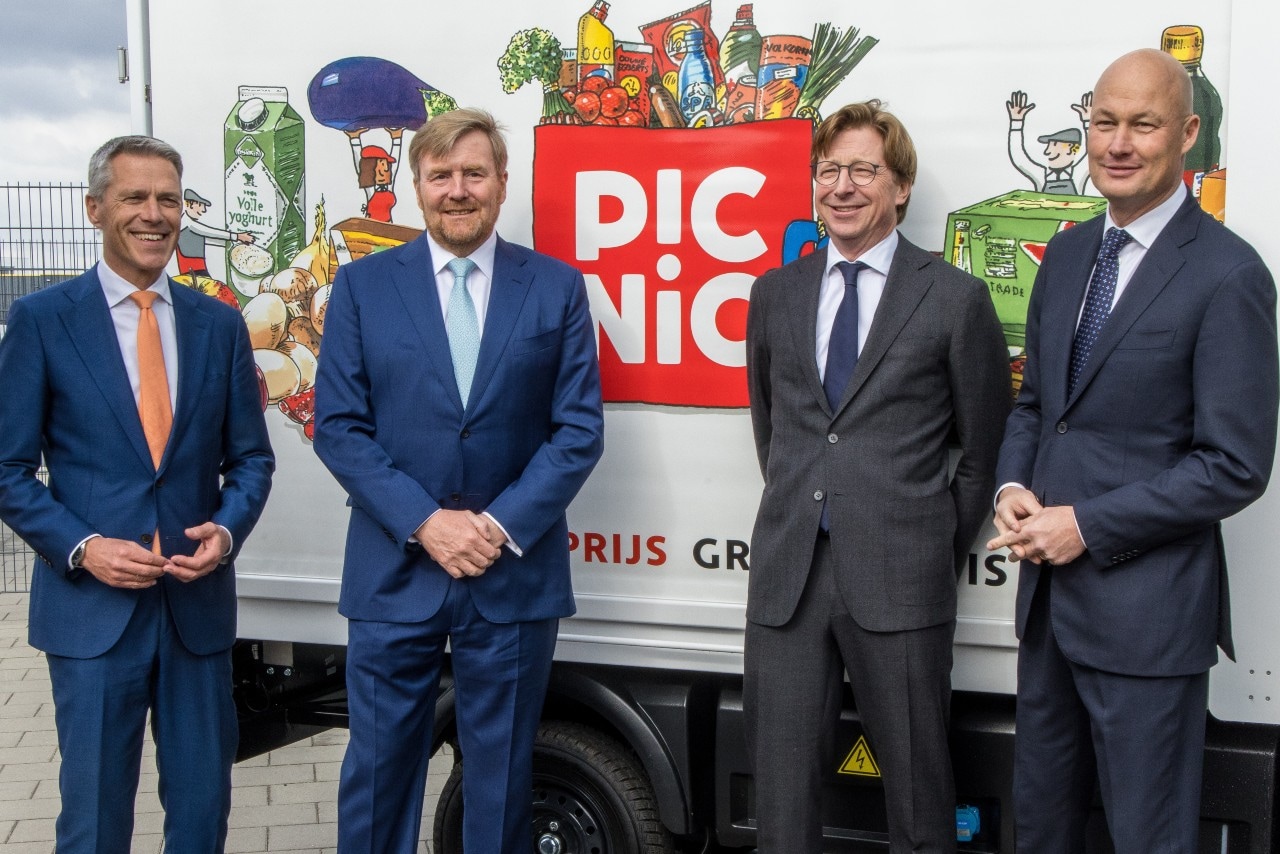 Eerder dit jaar was er voor koning Willem-Alexander een rondleiding door het distributiecentrum van Picnic in Utrecht. Het distributiecentrum is bijna volledig gerobotiseerd en kan 150.000 klanten per week van boodschappen voorzien. Ook op de foto de oprichters van Picnic, Michiel Muller, Joris Beckers en Frederik Nieuwenhuys. Foto: ANP.