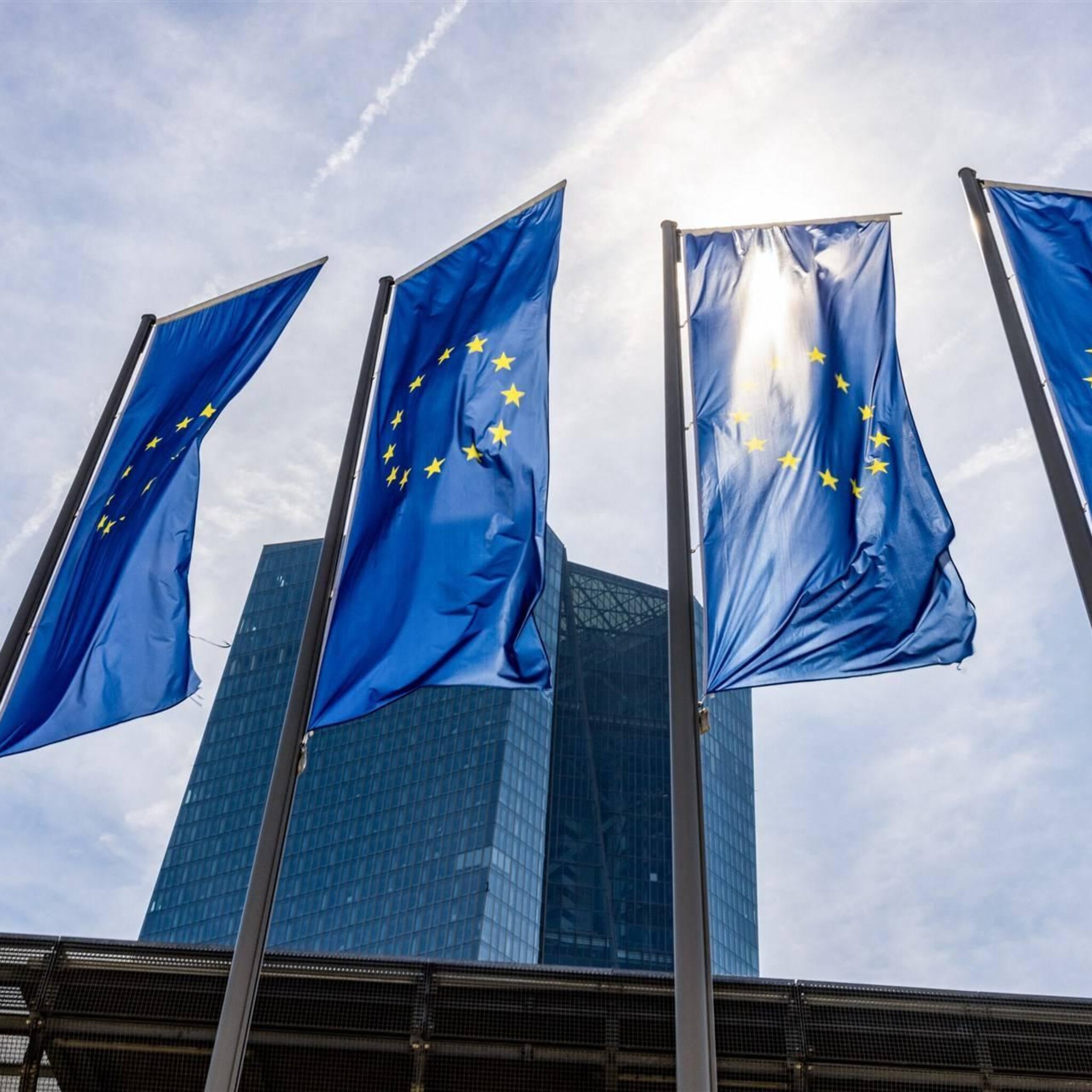 brussel verdenkt fabrikant hartapparatuur van misbruik marktmacht