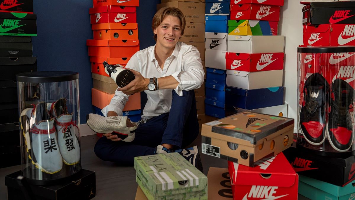 Robin (20) is gek op sneakers en maakte er zijn eigen onderneming van. Foto: Edwin Wiekens/Pix4Profs