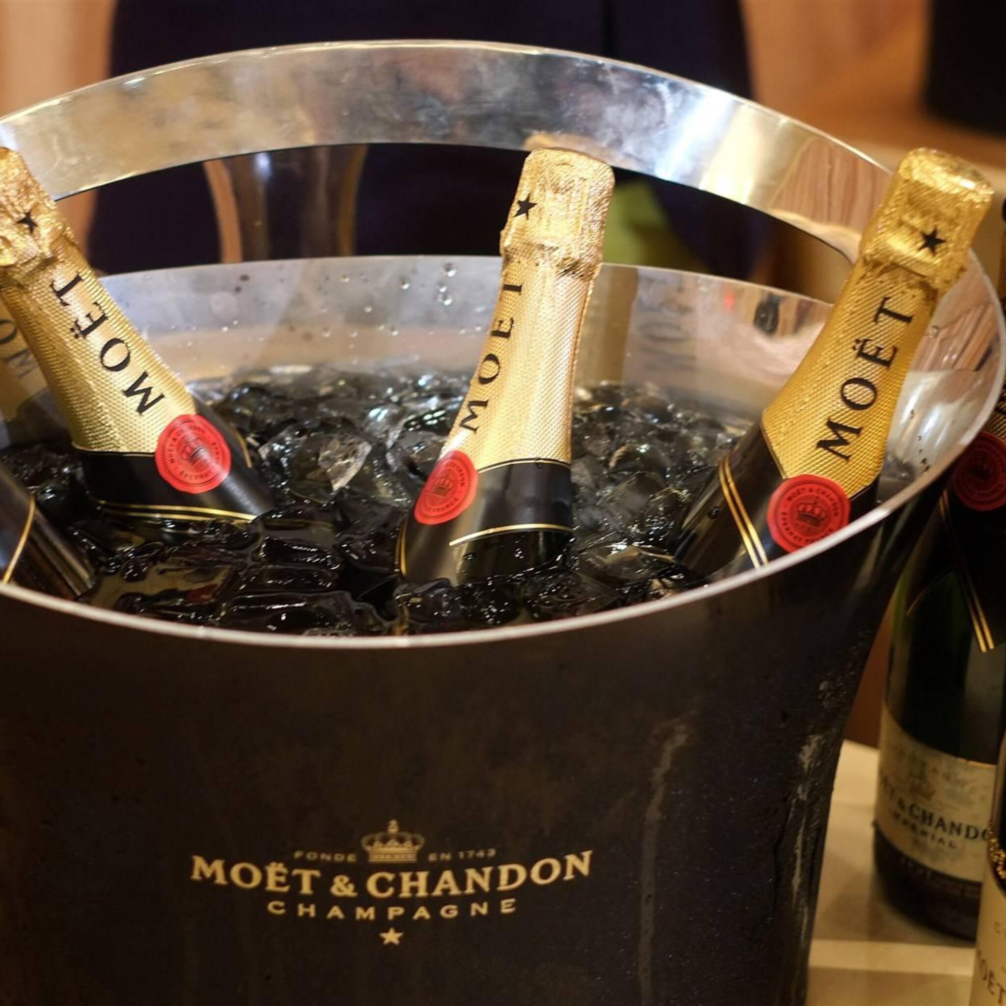 lvmh verkoop champagne wat zwakker na boom tijdens lockdowns