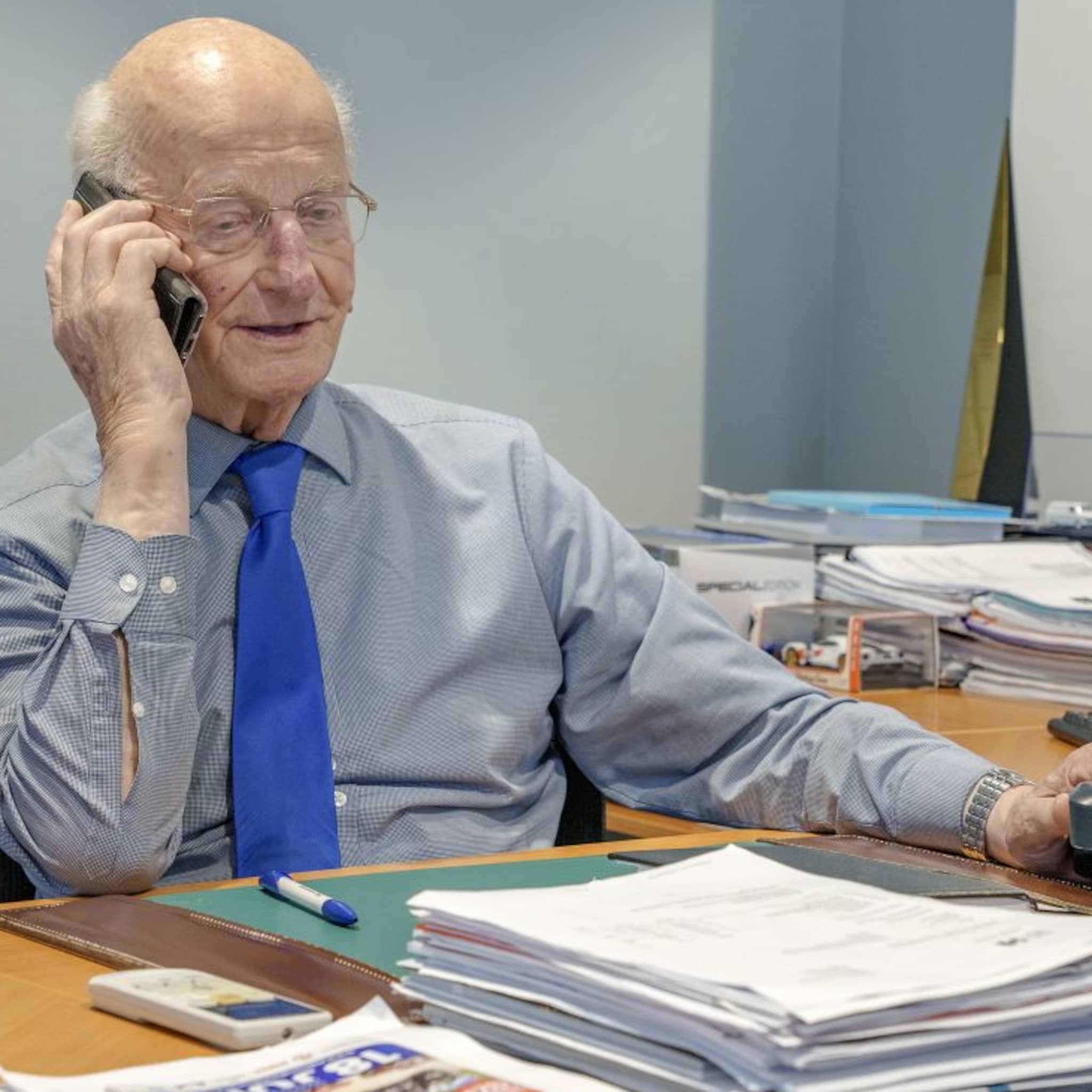 93 en directeur van een autobedrijf hendrik jan werkt nog dagelijks in zijn showroom