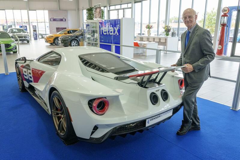 Dekker hoort bij het selecte clubje dat een Ford GT mocht bestellen. Dat deed hij vooral voor zijn bedrijf, maar toch stiekem ook wel een beetje voor zichzelf: ,,Wat is hij mooi, hè?” Foto: Autoweek.