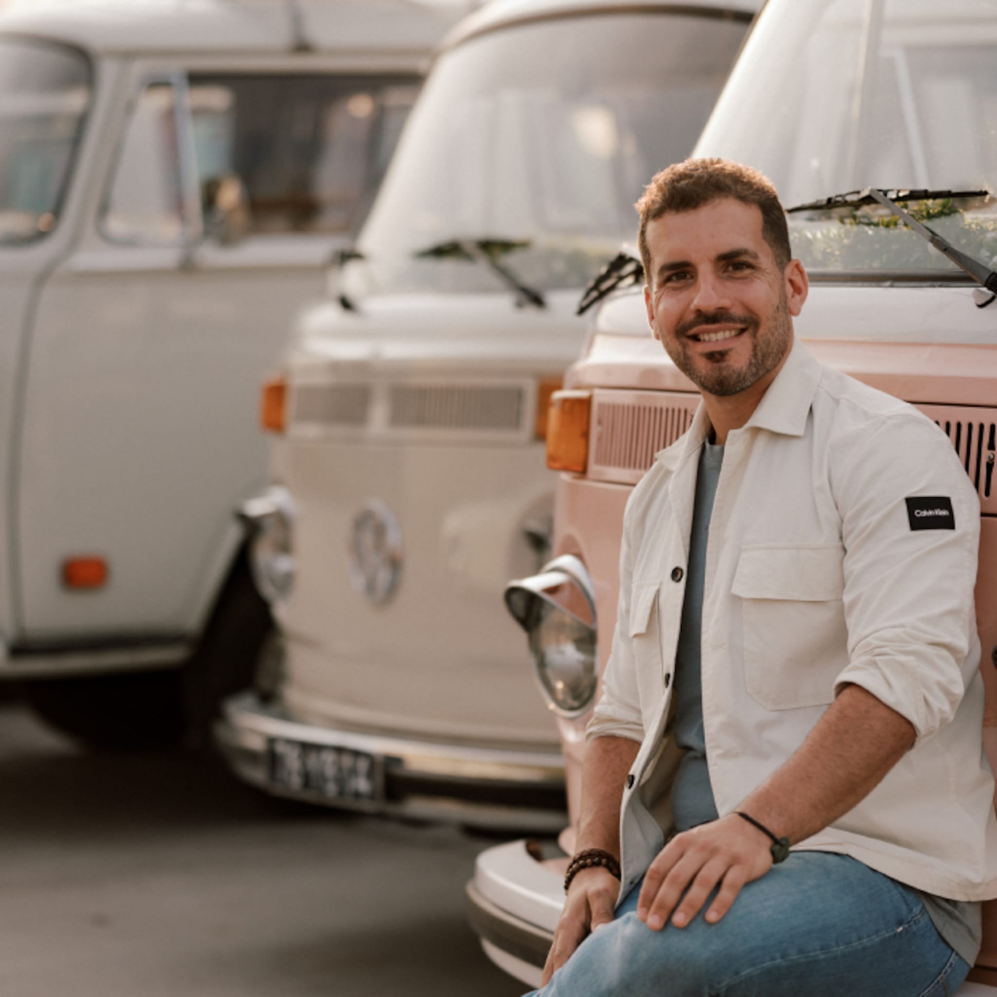 meer dan 50 vw busjes en ford mustangs zo verovert jeroen de verhuurmarkt voor oldtimers