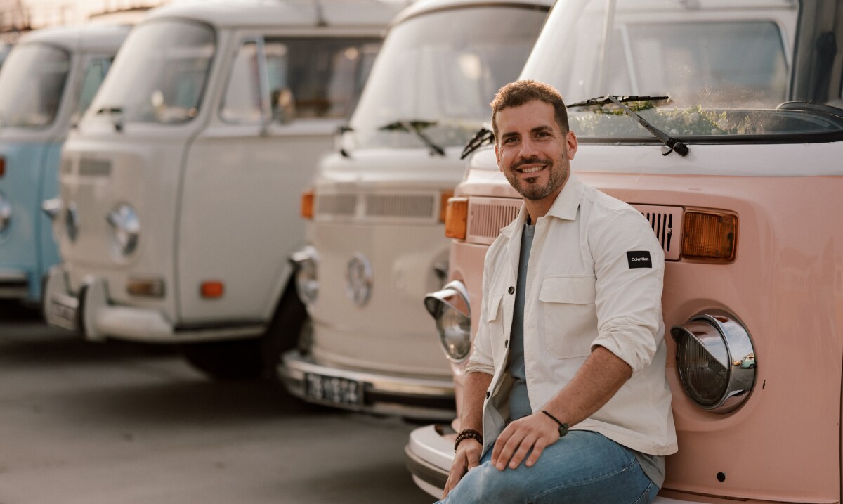 Jeroen Tokmetzis met zijn Volkswagen-busjes. Foto: Meral Soydas Jeroen Tokmetzis met zijn Volkswagen-busjes. Foto: Meral Soydas