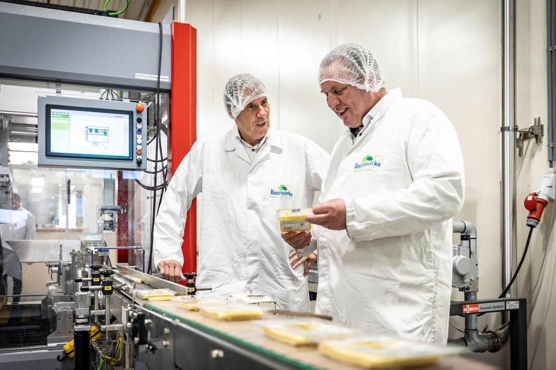 Reynier en Alexander Varvik in de fabriek voor vegan kaas. Foto: Robin Hilberink/AD
