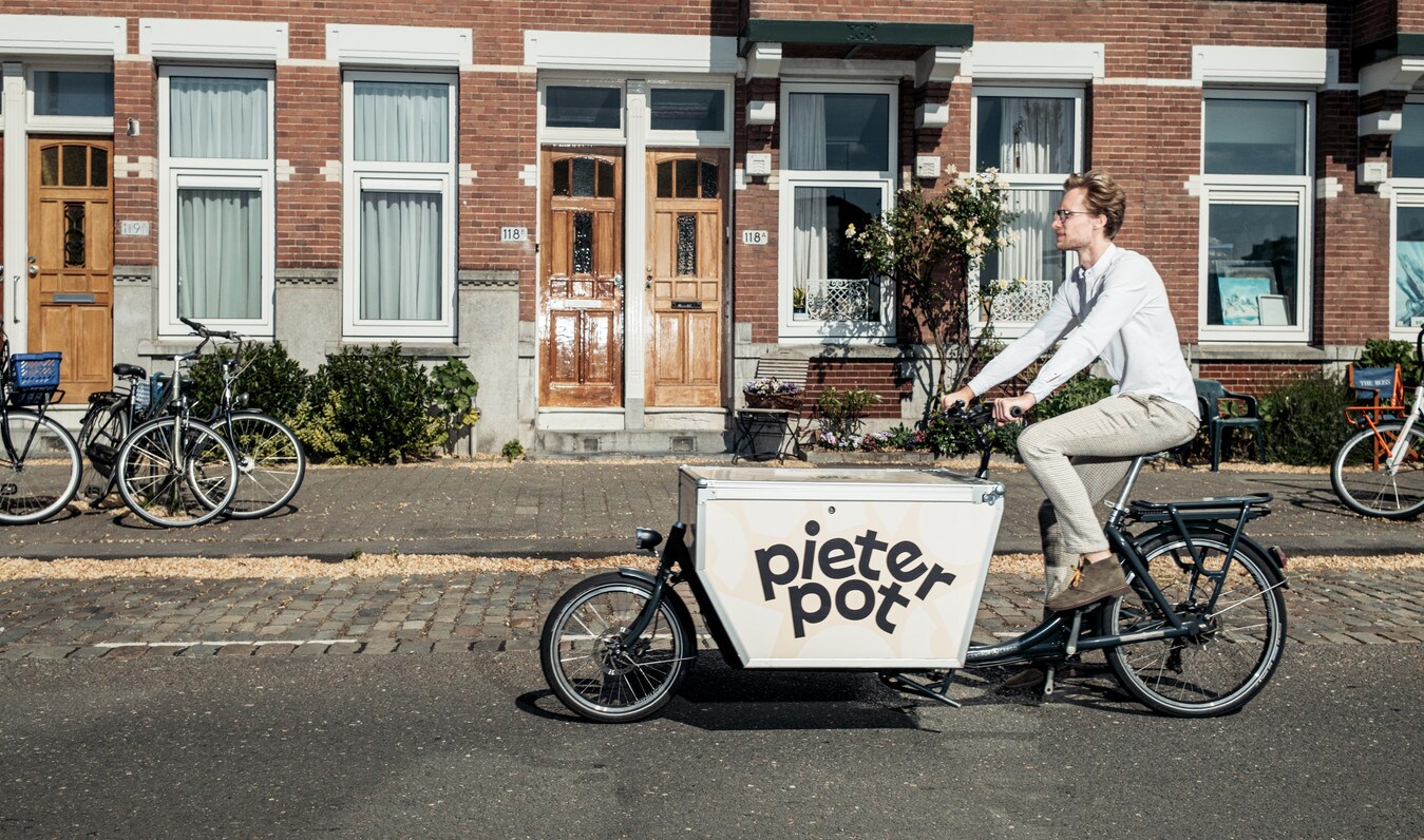 Oprichter Jouri Schoemaker op een Pieter Pot-bakfiets. Foto: Pieter Pot.
