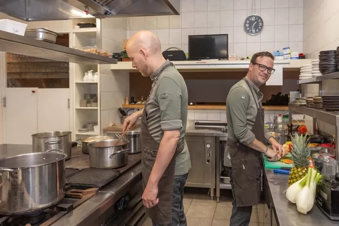 Marc Everse (links) en Niek Traas van restaurant Kale &amp; De Bril willen zo min mogelijk eten verspillen. Foto: PZC/Marcelle Davidse.