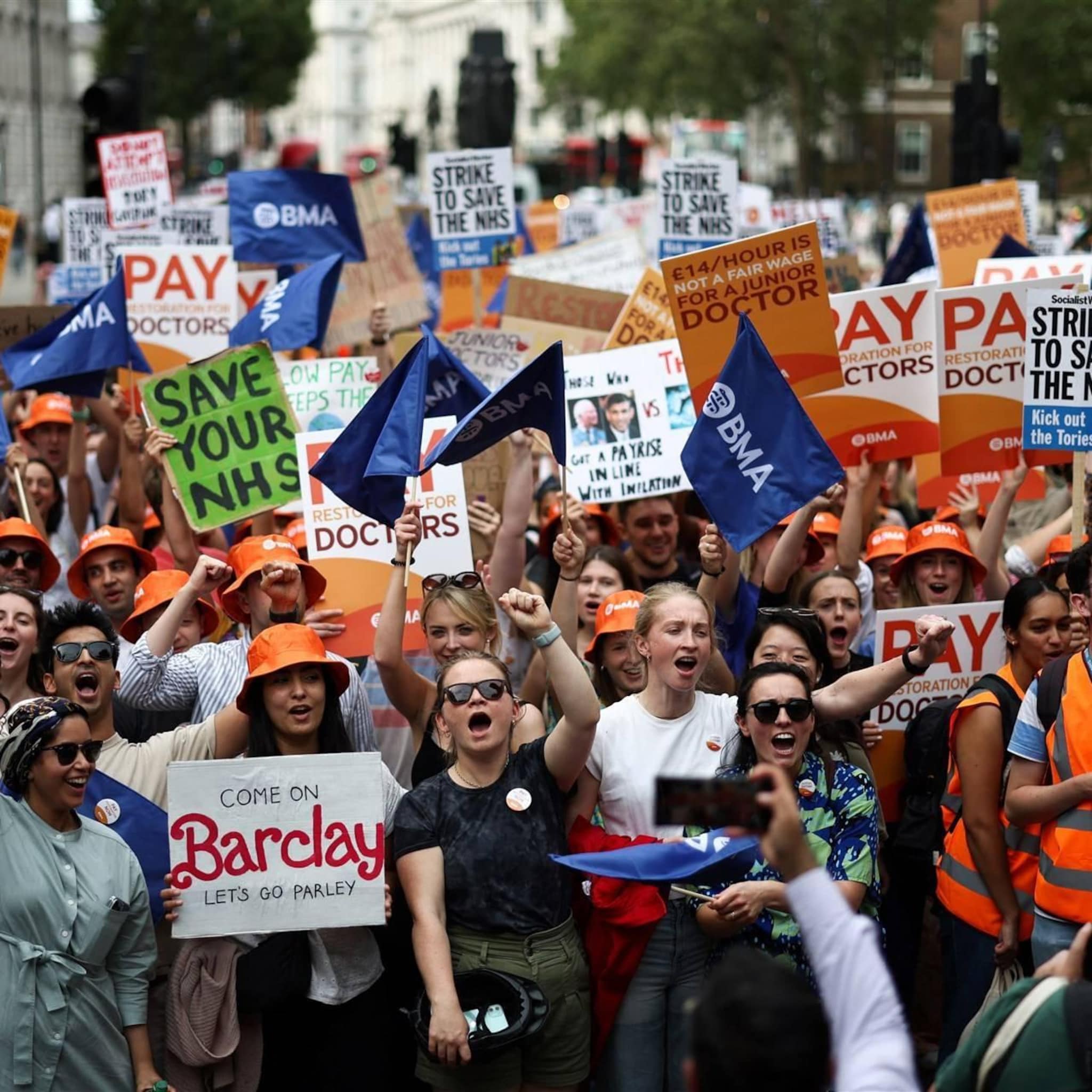 britse economie krimpt harder dan verwacht door stakingen