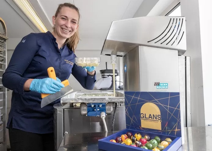 Yentl van Gilst verrast met bonbons met explosieve smaken. Foto: AD/Peter Franken.