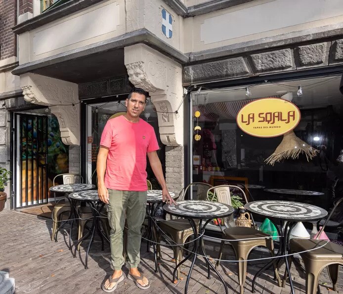 Sifdin Chnachi gaat een inzamelingsactie in zijn restaurant La Sqala houden. De goederen zijn bestemd voor de slachtoffers van de heftige aardbeving in Marokko. Foto: de Stentor/Frans Paalman.