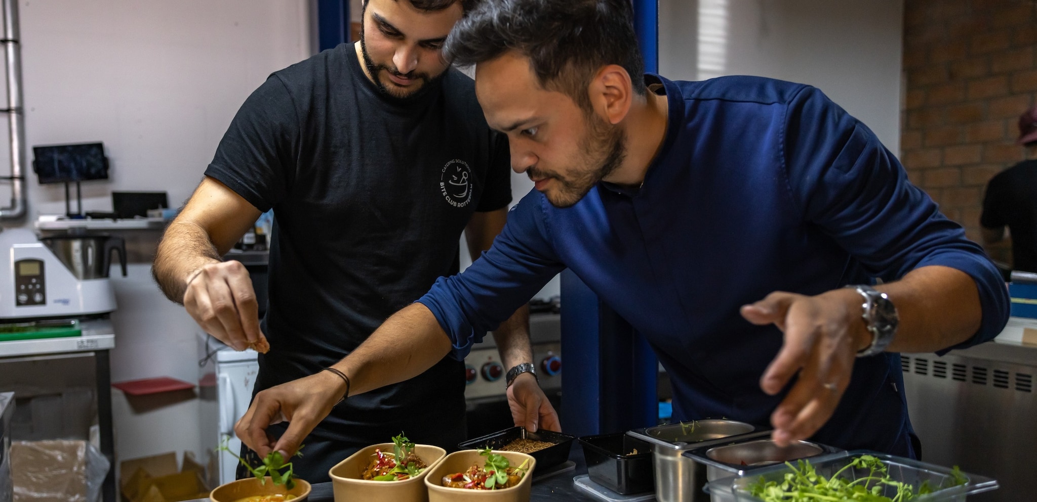 Junior Lugte: ,,Naast Kitchen Dojo run ik ook een cateringbedrijf met mijn beste vriend. Wij zijn Indische jongens, dus onze rijsttafels zijn geliefd en berucht in heel Rotterdam.” Foto: Kitchen Dojo