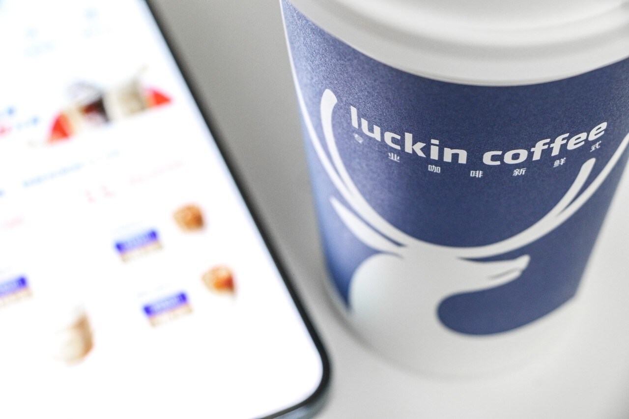 'Bij Luckin Coffee bestel je via de app en dan komen ze binnen een kwartier een mooie latte macchiato bij je thuis bezorgen. Ze zitten in de achterkant van de dure winkelstraat waar de huur goedkoper is'.