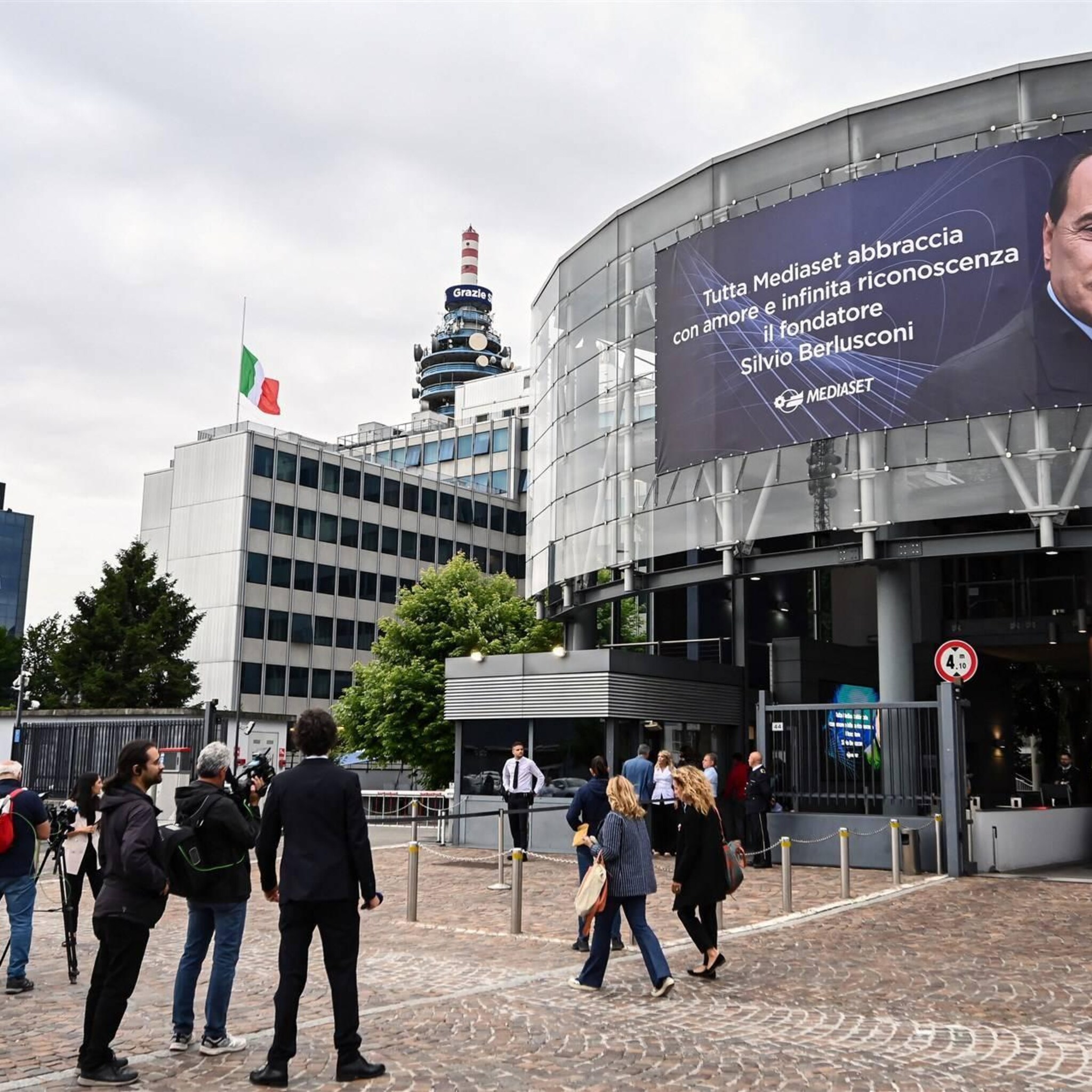 krant kinderen berlusconi dicht bij deal over zakenimperium vader