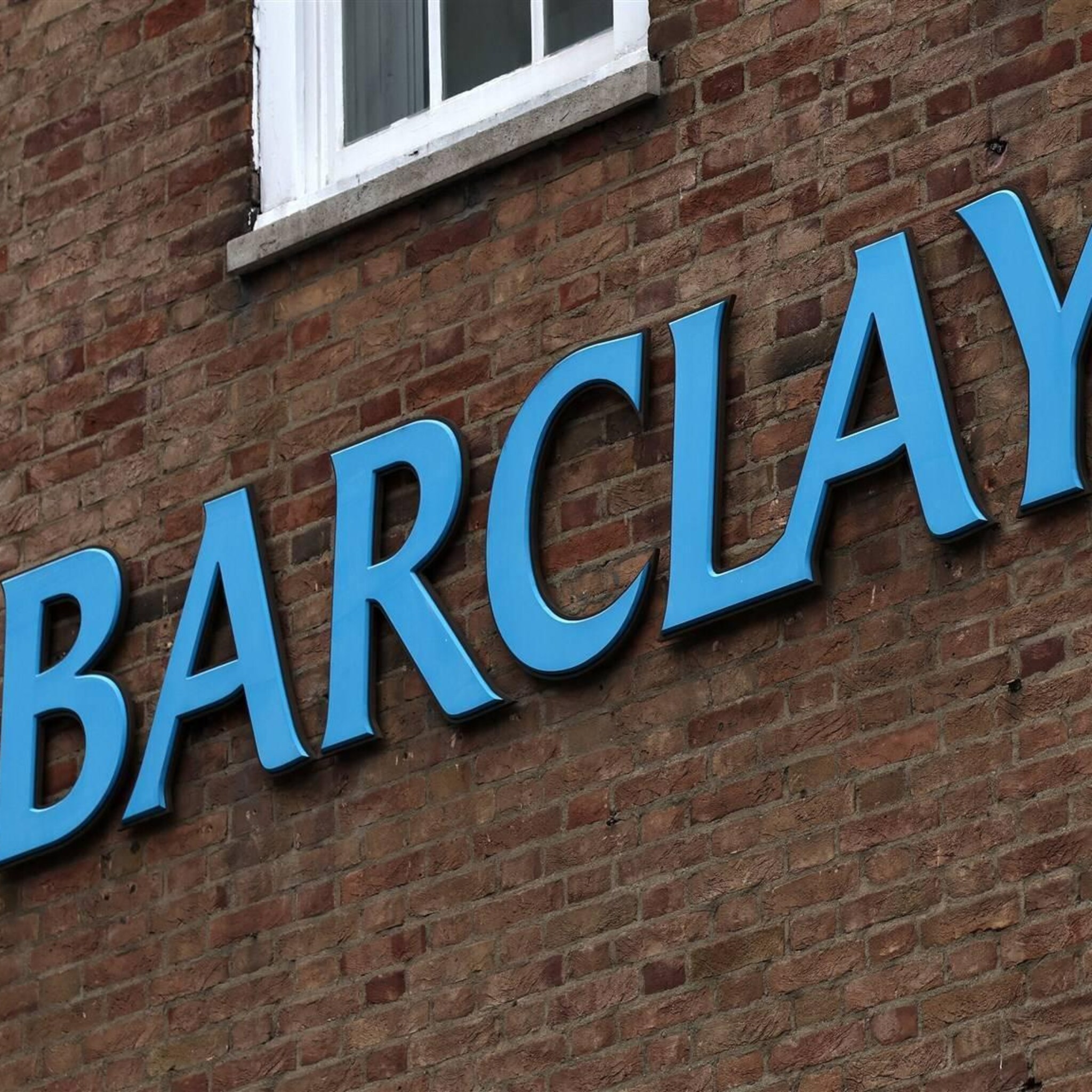 bloomberg britse bank barclays wil honderden banen schrappen