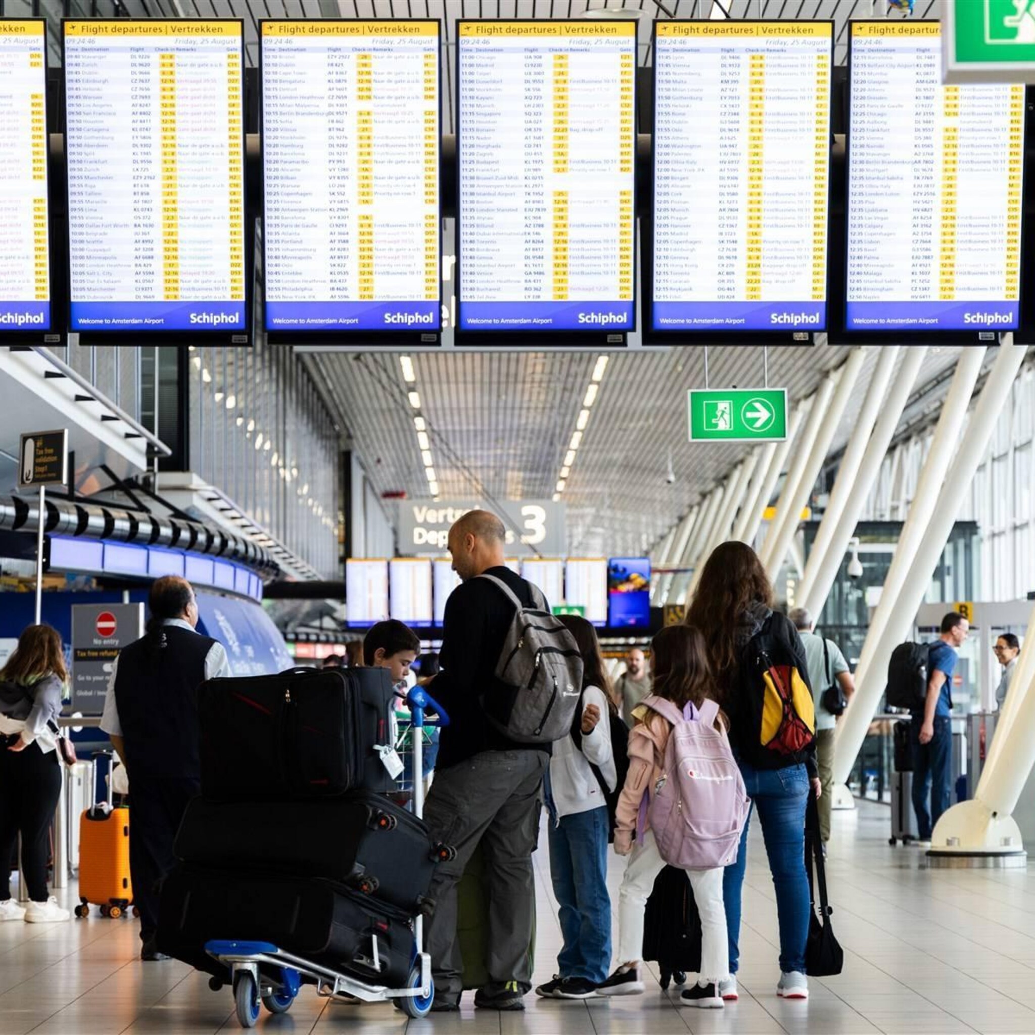 schiphol verwerkt 3 7 miljoen vertrekkende passagiers deze zomer