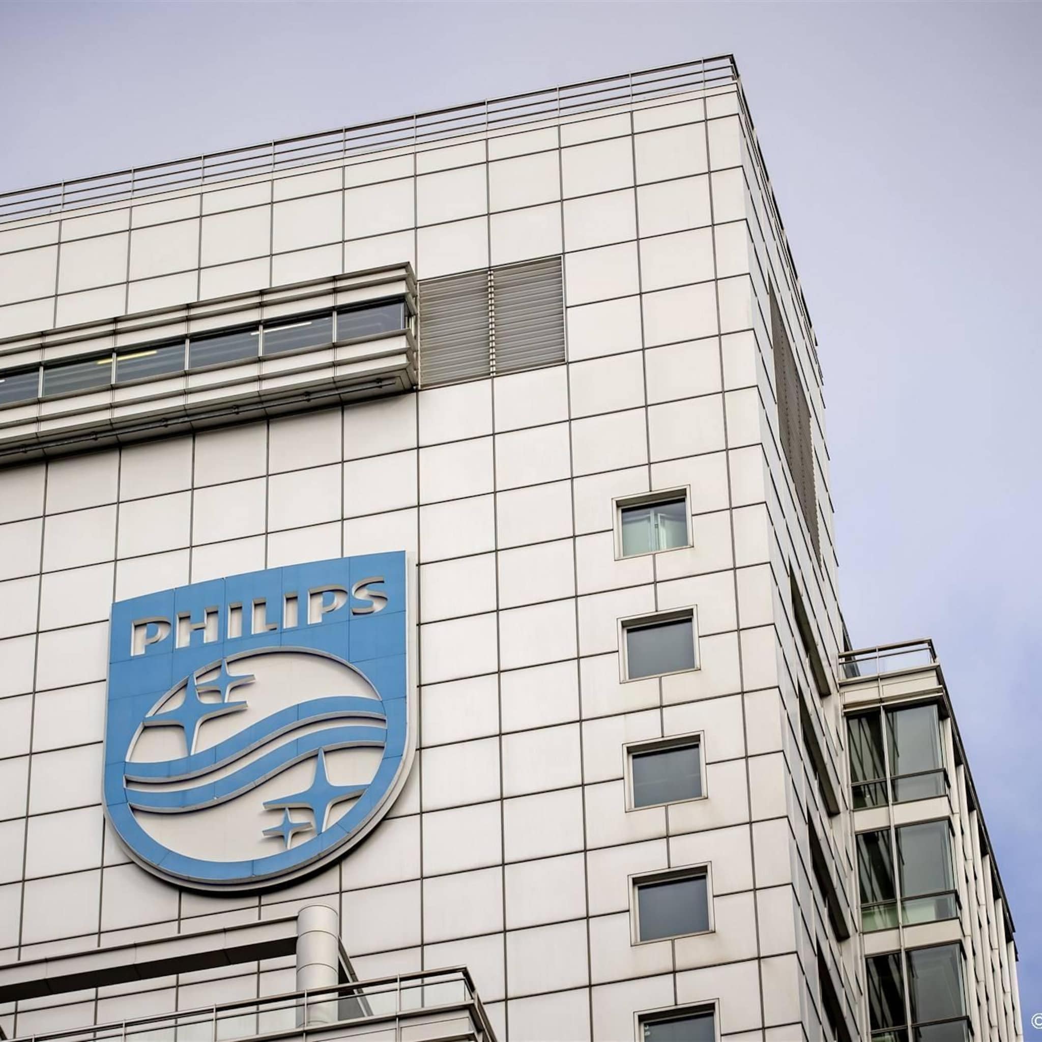 philips en shell onderaan in nipt hogere aex