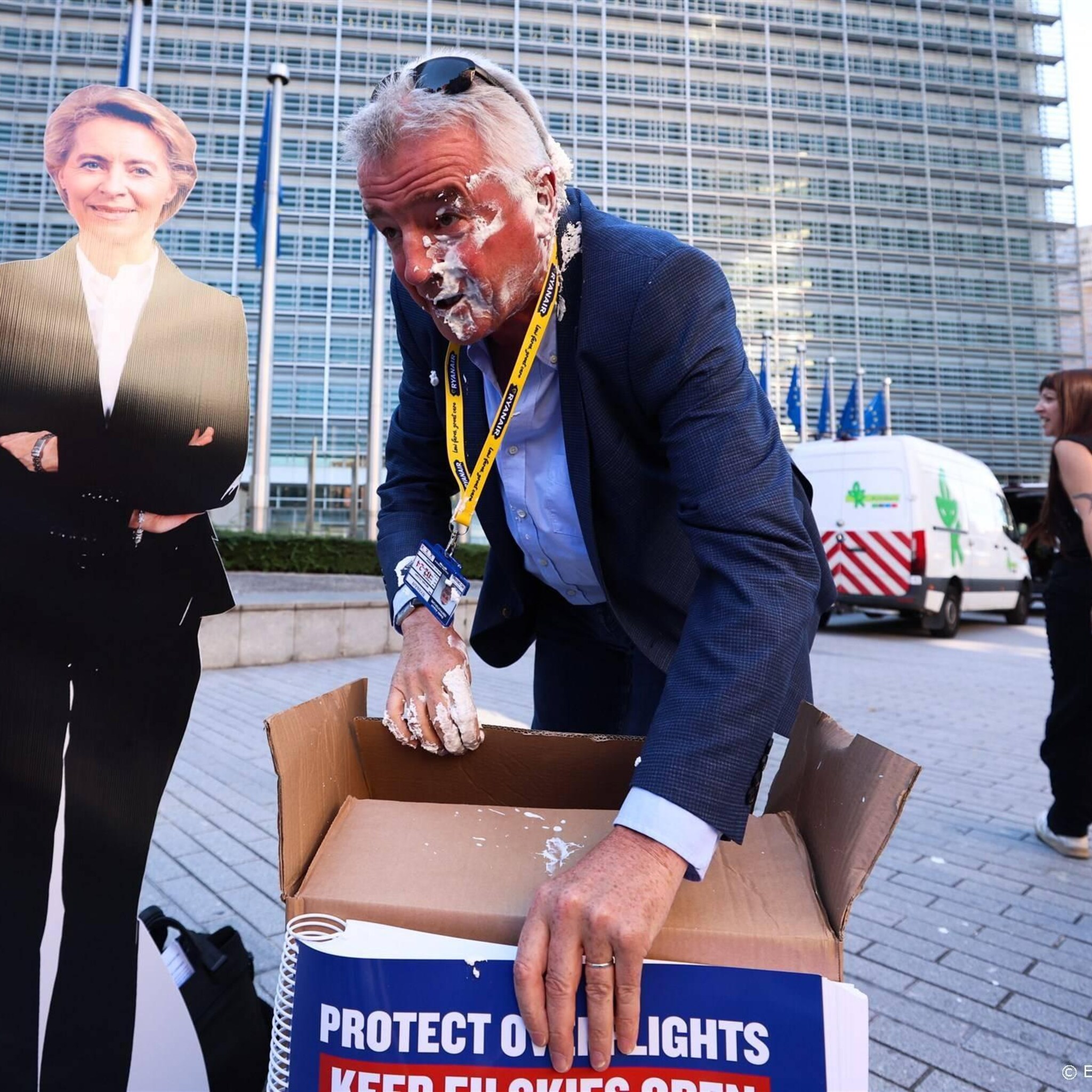 klimaatactivisten drukken ryanair topman taart in het gezicht