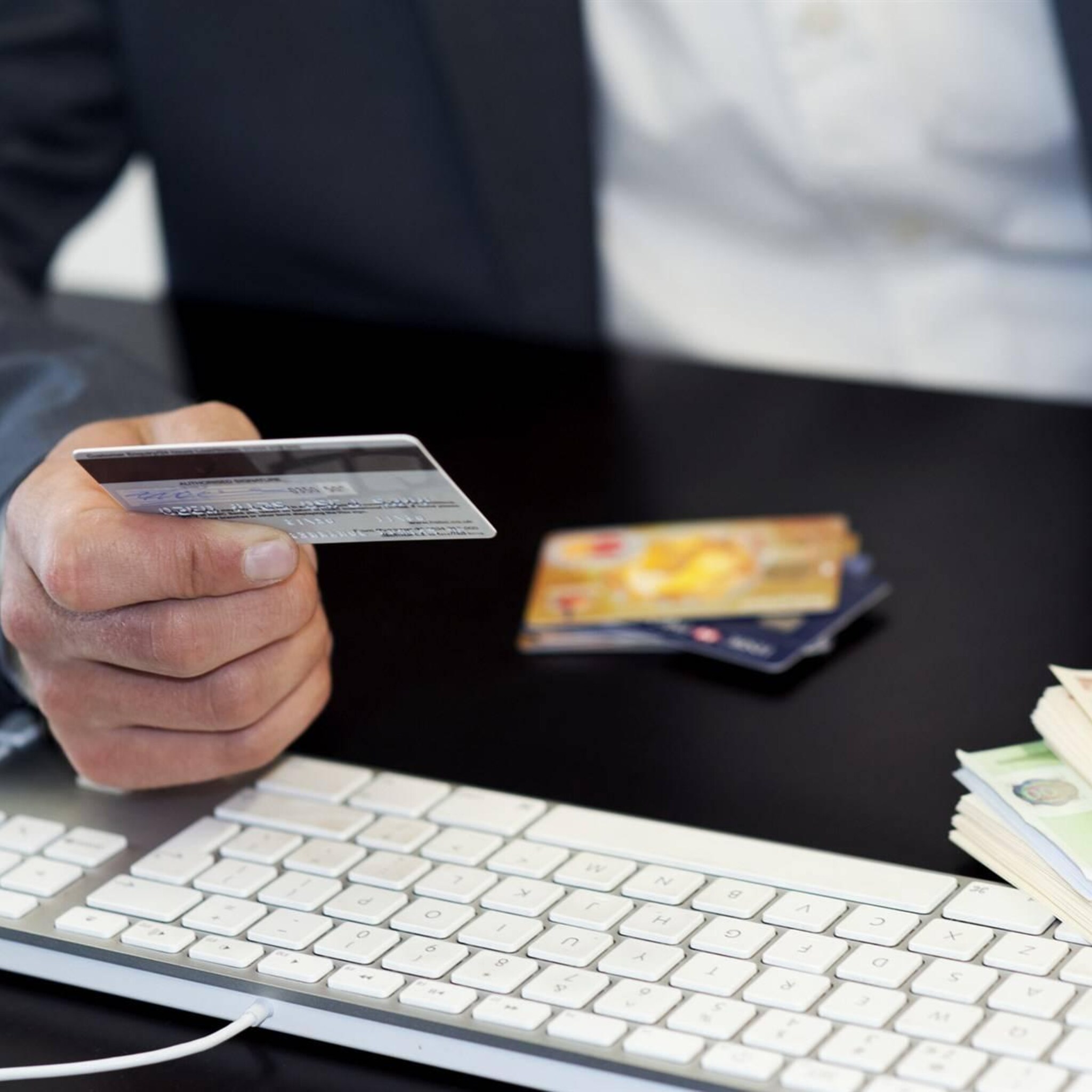 banken controleren non profitorganisaties minder op witwassen