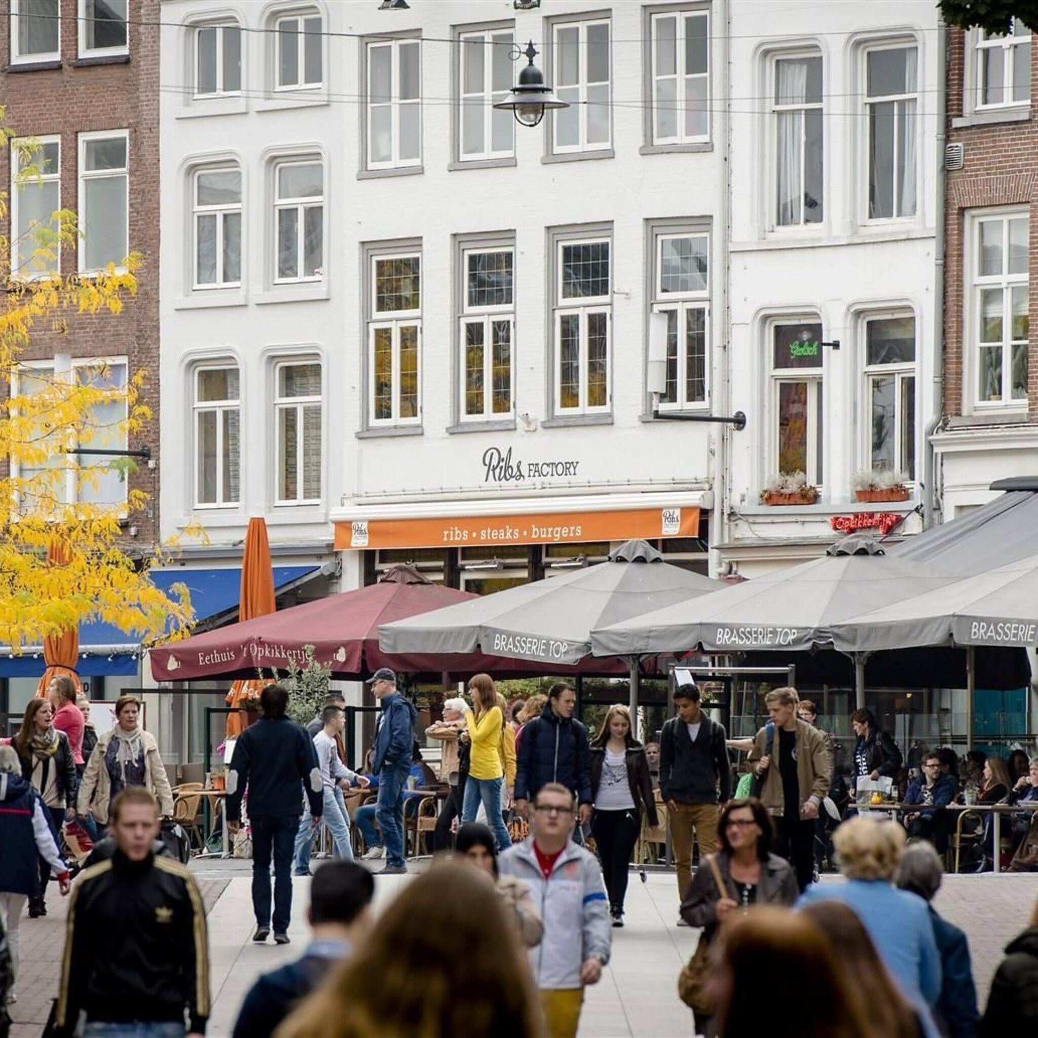 consumenten geven meer uit aan diensten minder aan goederen