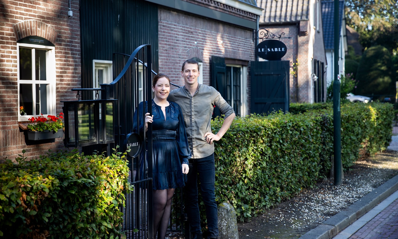 Restaurant Le Sable in Zandoerle is krap twee jaar open en nu al in het vizier bij Michelin. Onlangs werd bekend dat ze in de Michelingids worden opgenomen. Eigenaren Chiel Sap en Laura van der Velden voor de karakteristieke boerderij in Zandoerle. Foto: Kees Martens/DCI Media
