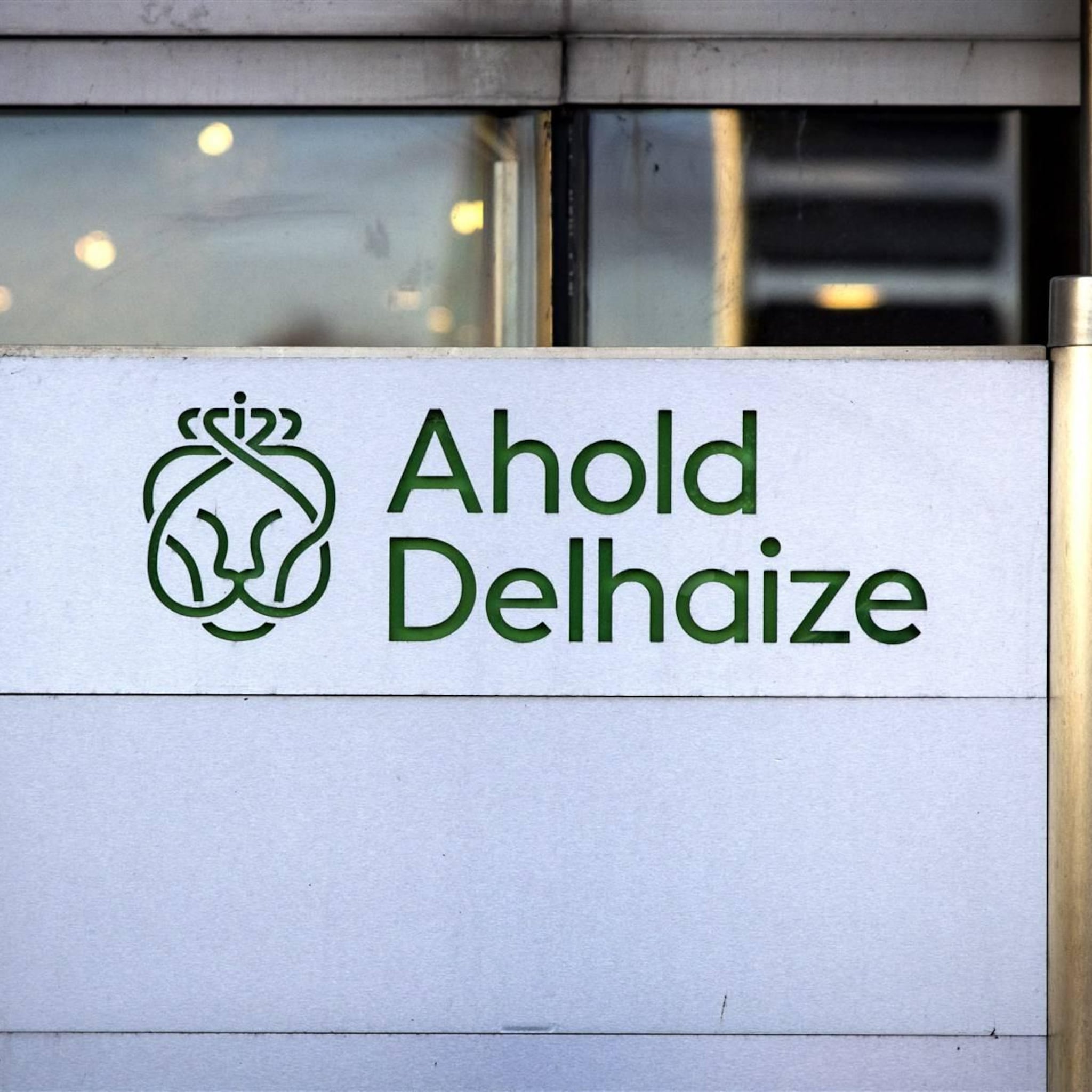 ahold delhaize onderaan in vlakke aex shell wint