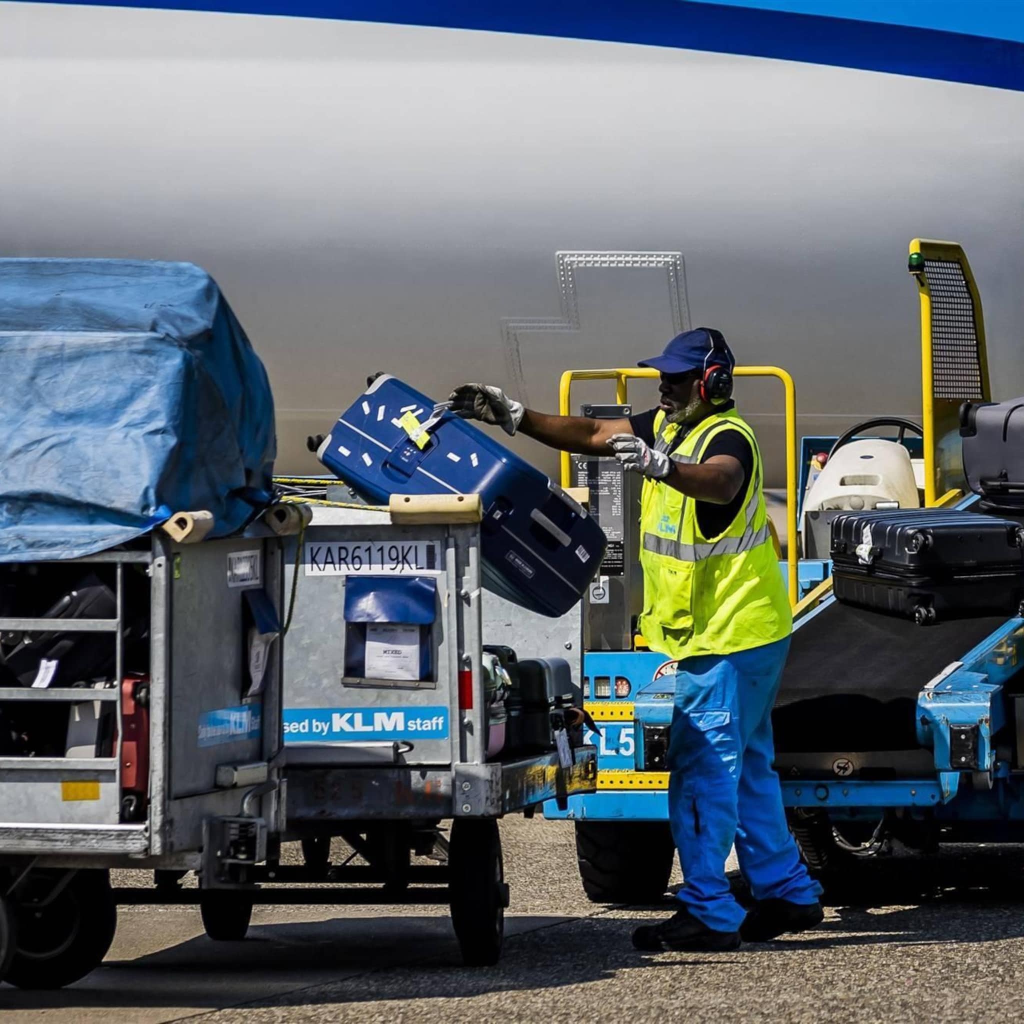 sjouwwerk op schiphol nog altijd te zwaar inspectie grijpt in