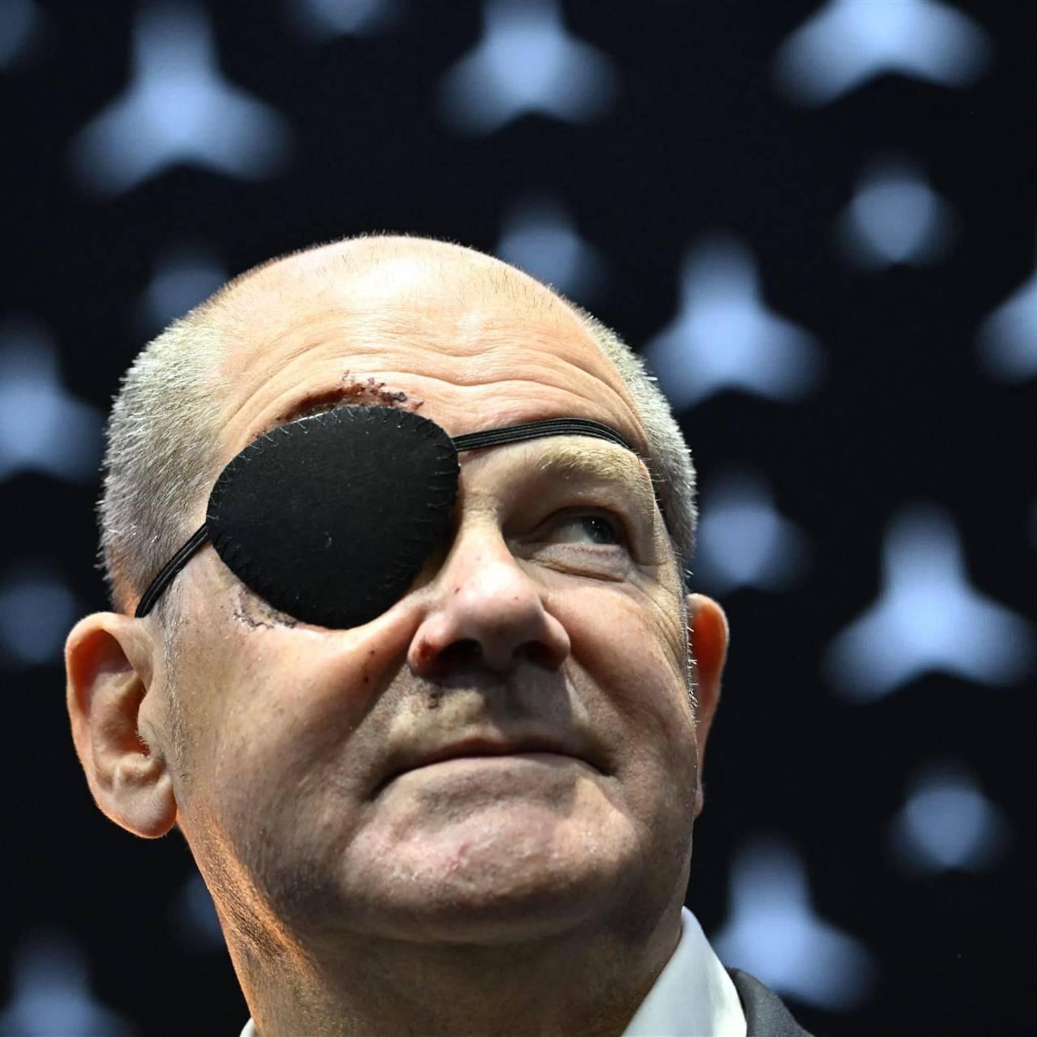 scholz opent autobeurs munchen met grap over valpartij bij joggen