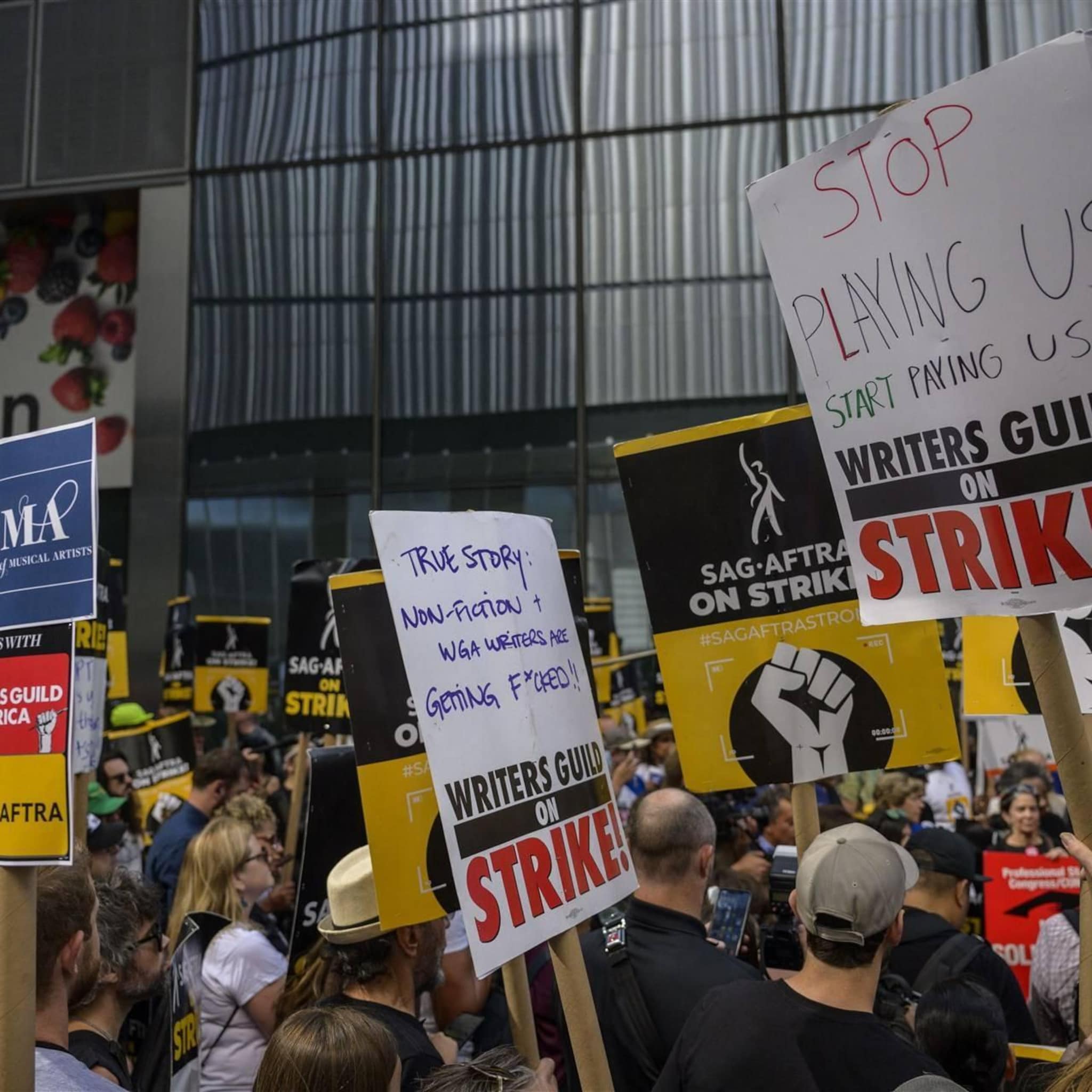 hollywood staking kost warner bros discovery honderden miljoenen