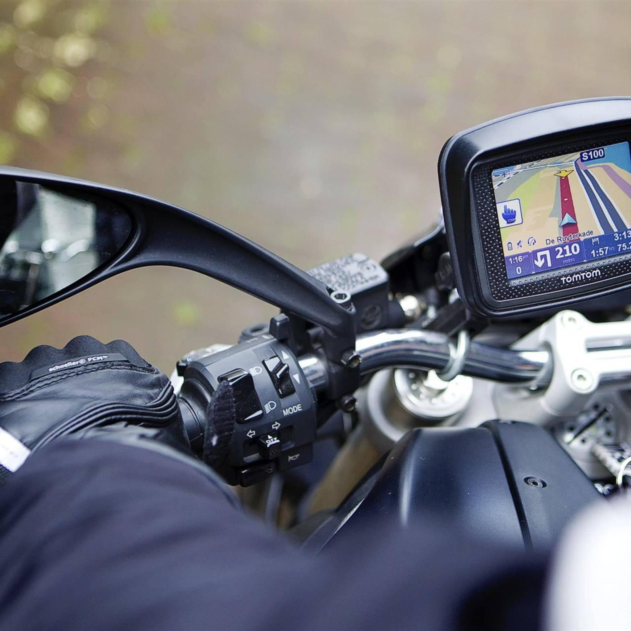 motorfietsen steeds populairder toename autoverkoop zwakt af