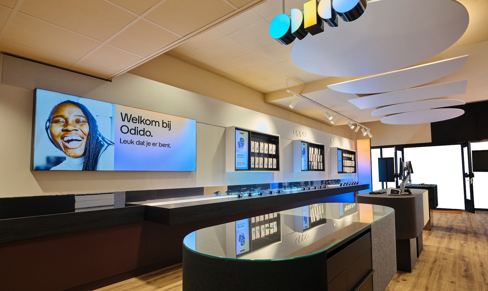 De nieuwe shop van Odido; 119 in Nederland en het nieuwe bedrijf telt ruim 2.000 medewerkers, die in de shops en de kantoren in Den Haag, Diemen en Arnhem werken.