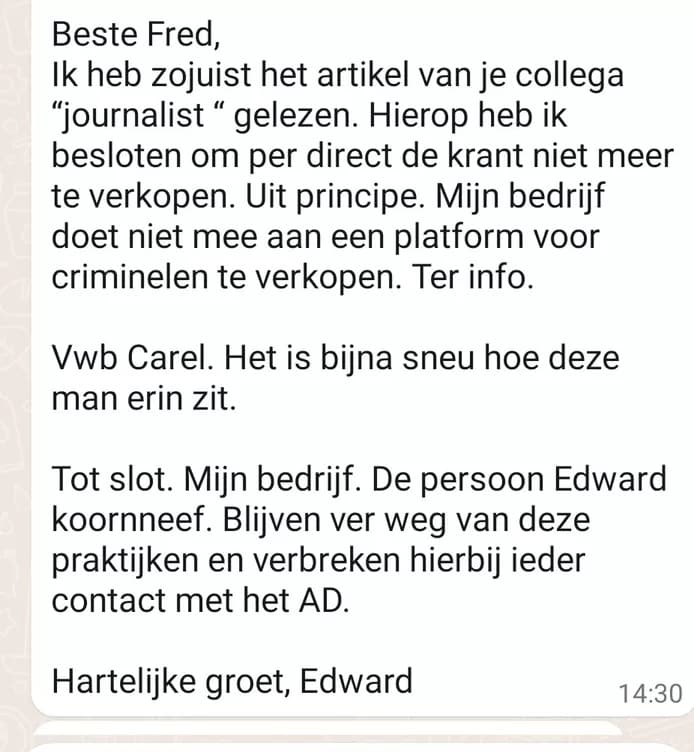 De Whatsapp waarin Edward Koornneef aankondigt dat hij stopt met de verkoop van het AD in zijn winkel. Beeld: AD