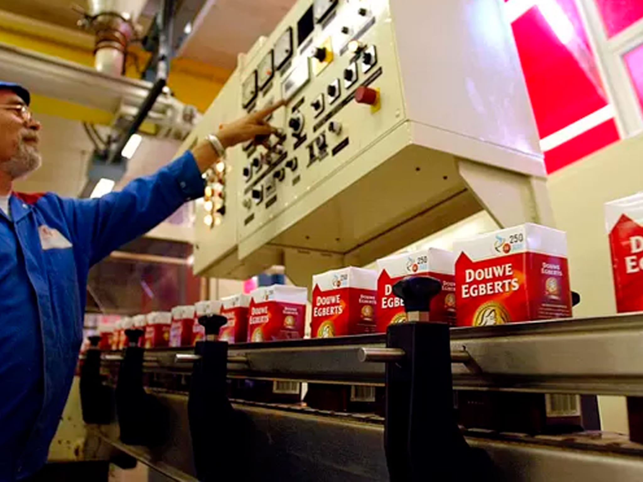douwe egberts moeder jde blijft in rusland transparante aanpak is niet zonder risico s