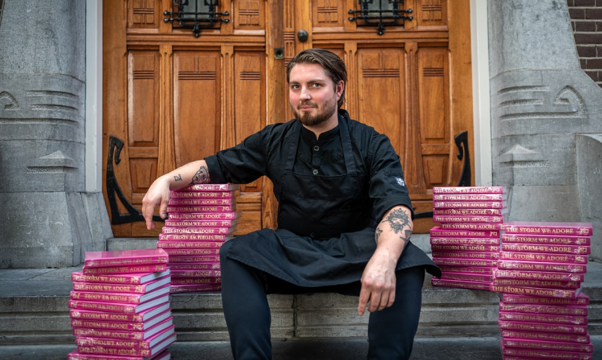 Demian Parasmo, chef-kok van het populaire plantaardige restaurant Konijnenvoer in Arnhem, heeft een boek uitgebracht. ,,Ik ben echt dankbaar dat mensen thuis met de recepten aan de slag gaan.” Foto: Milan Schellingerhout