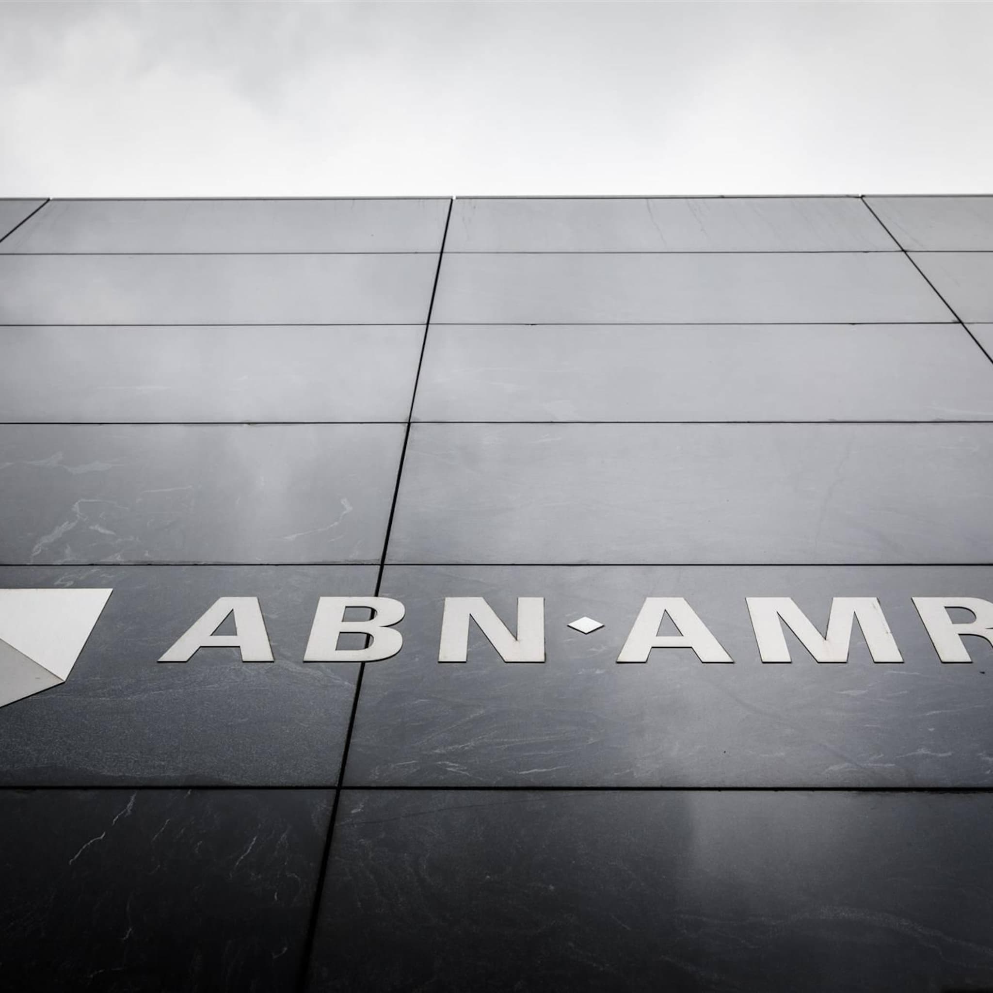 abn sluit beursmaand af met opvallende daling dsm omhoog in aex