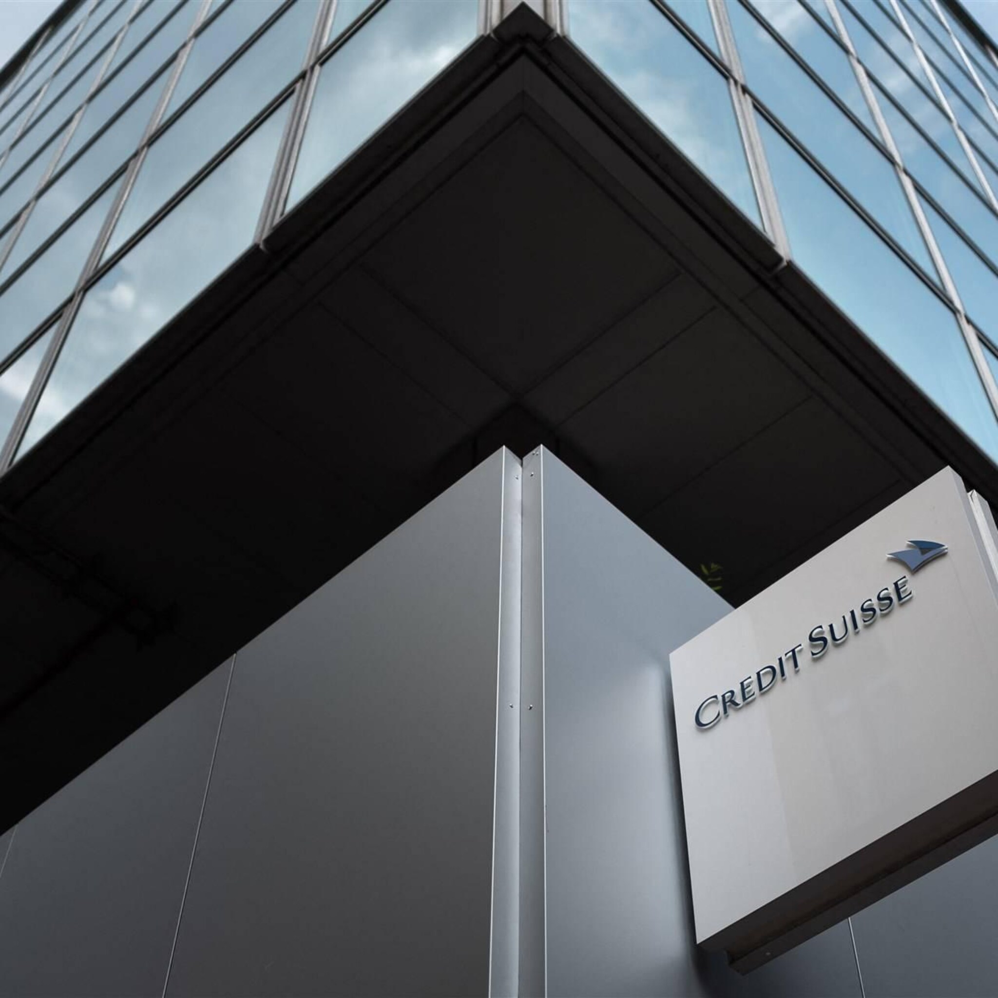 ubs slokt credit suisse volledig op en wil 10 miljard besparen