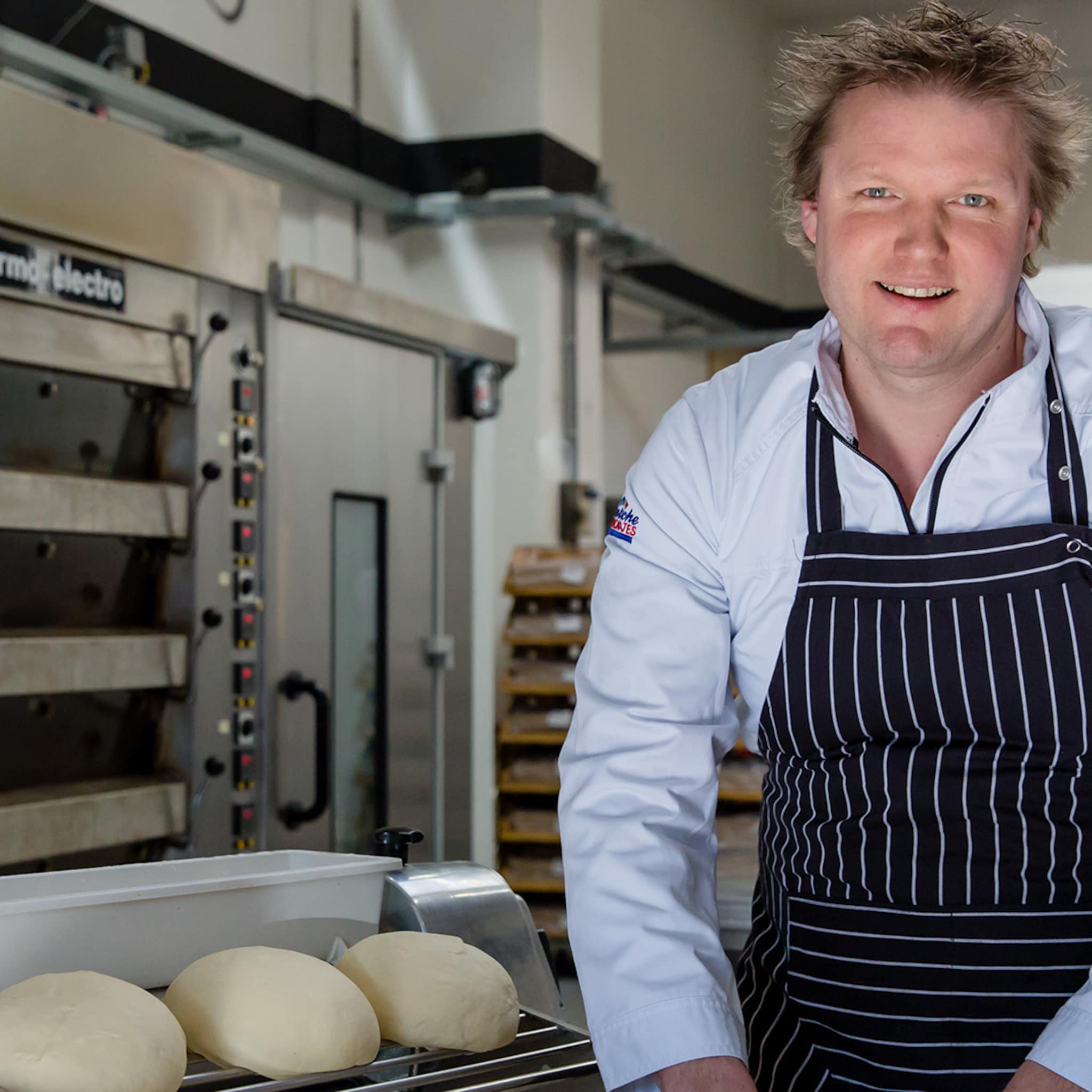 remco ging voor de grap worstenbroodjes bakken na faillissement nu maakt hij er 60 000 per week