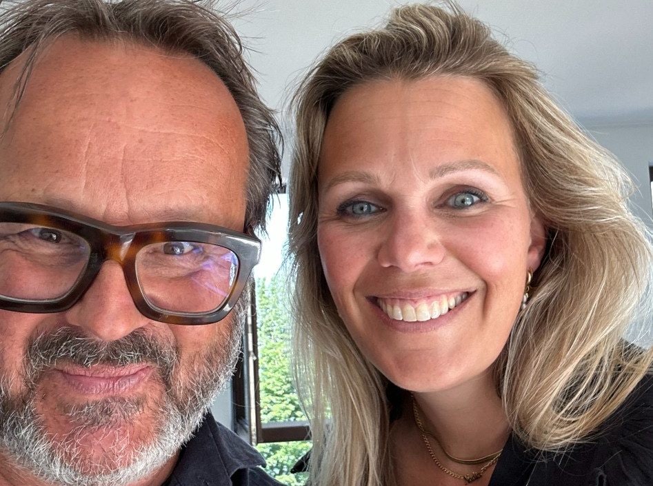 Cor Hospes en Nadia van der Vlies, bij de opnames van de podcast Hart voor Zaken.