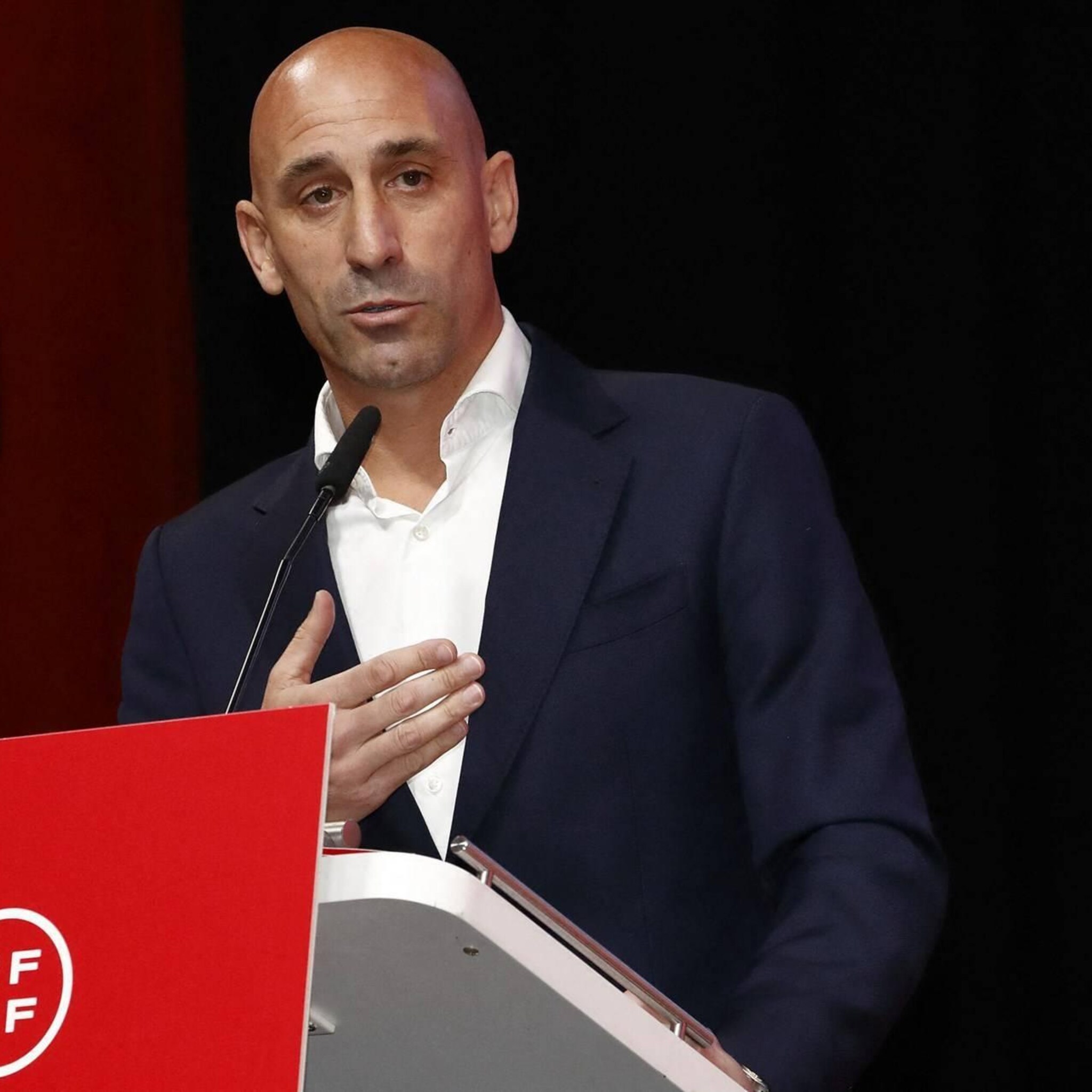 ook spaanse bedrijfsleven keert zich tegen voorzitter voetbalbond