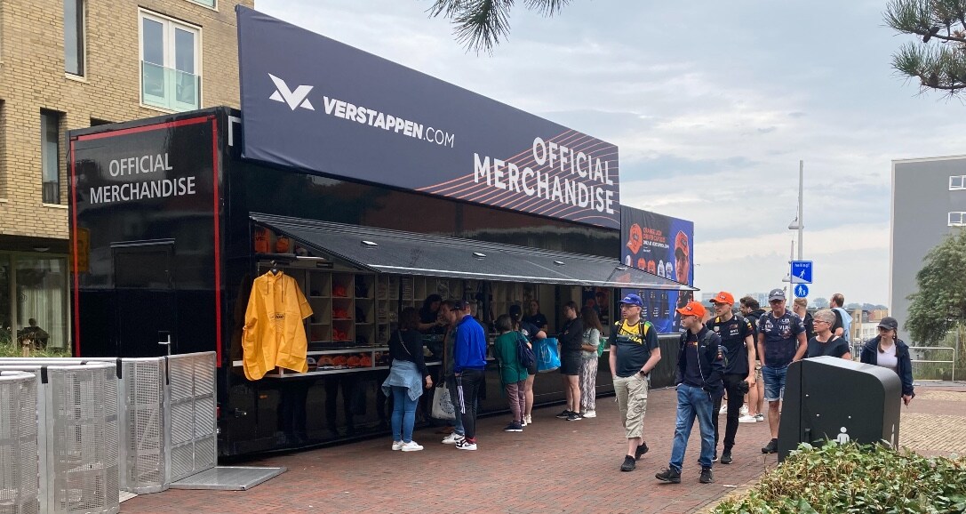 Een van de Max Verstappen-verkooppunten in Zandvoort, buiten het circuit, op de wandelroute vanaf het station.