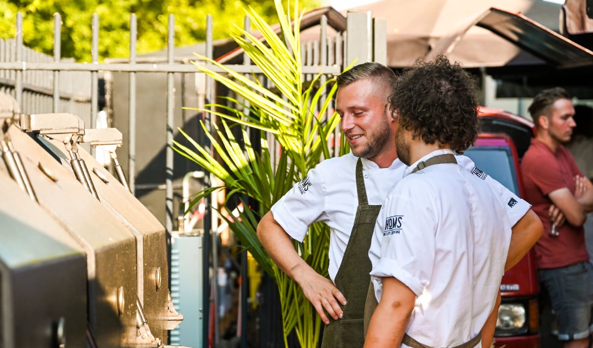 Van het boerenleven naar foodtrucks: Thom Hartgerink maakte een succesvolle keuze. ,,Ik wil graag een compleet aanbod leveren. Hamburgers en friet natuurlijk, maar ook pizza’s, pasta, Indonesisch streetfood of sushi. En er staat altijd een vegan optie op het menu". Foto: Thoms Concept Catering.