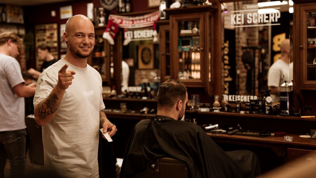Joep Arts voelt zich met zijn barbierszaak Kei Scherp helemaal thuis tussen de kroegen en restaurants. Foto: Lonneke Arts