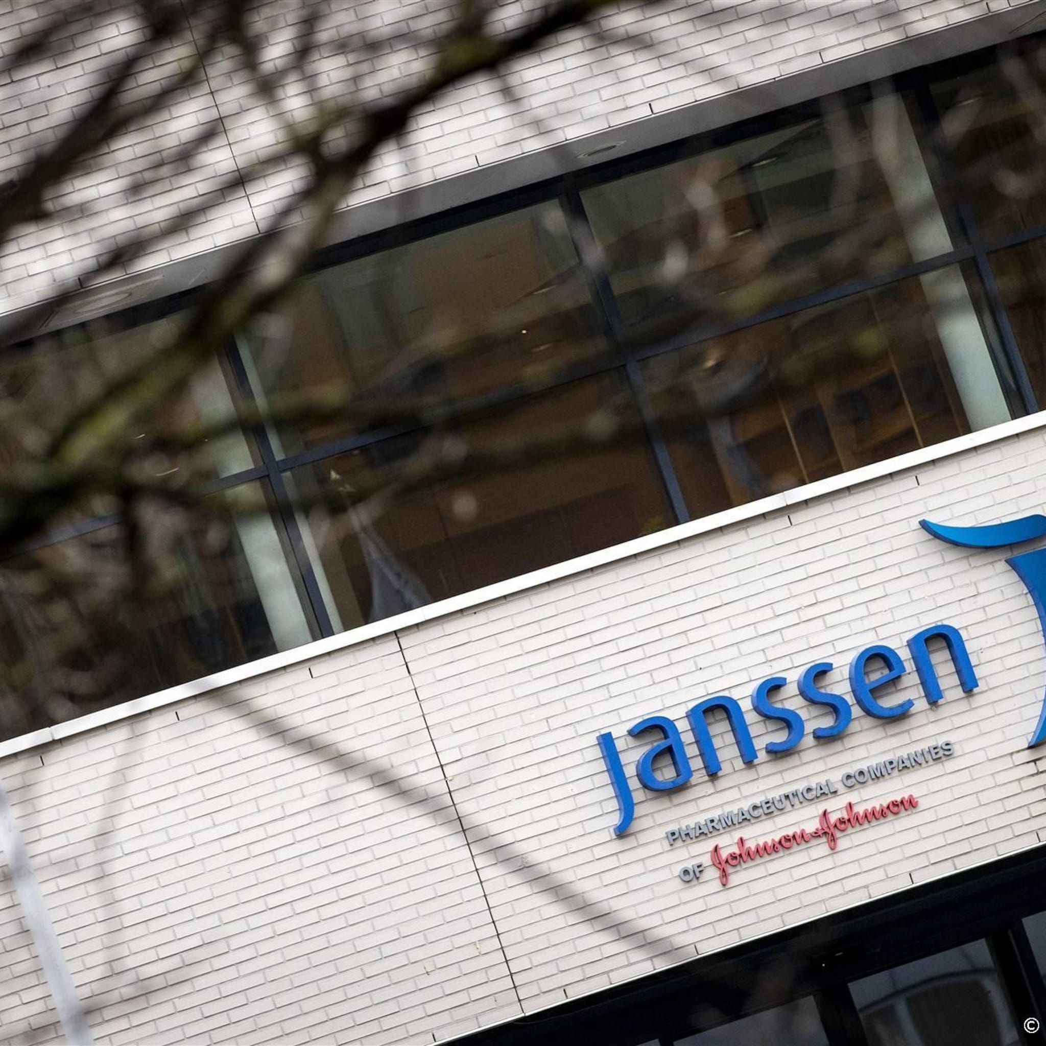 leidse farmaceut janssen wil vaccinafdeling grotendeels sluiten