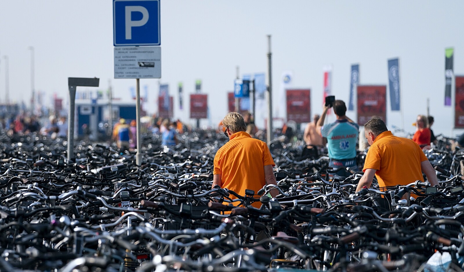 Bezoekers massaal per fiets op weg naar het circuit van Zandvoort tijdens de Formule 1 in Zandvoort vorig jaar. Foto: ANP ANP /  ANP